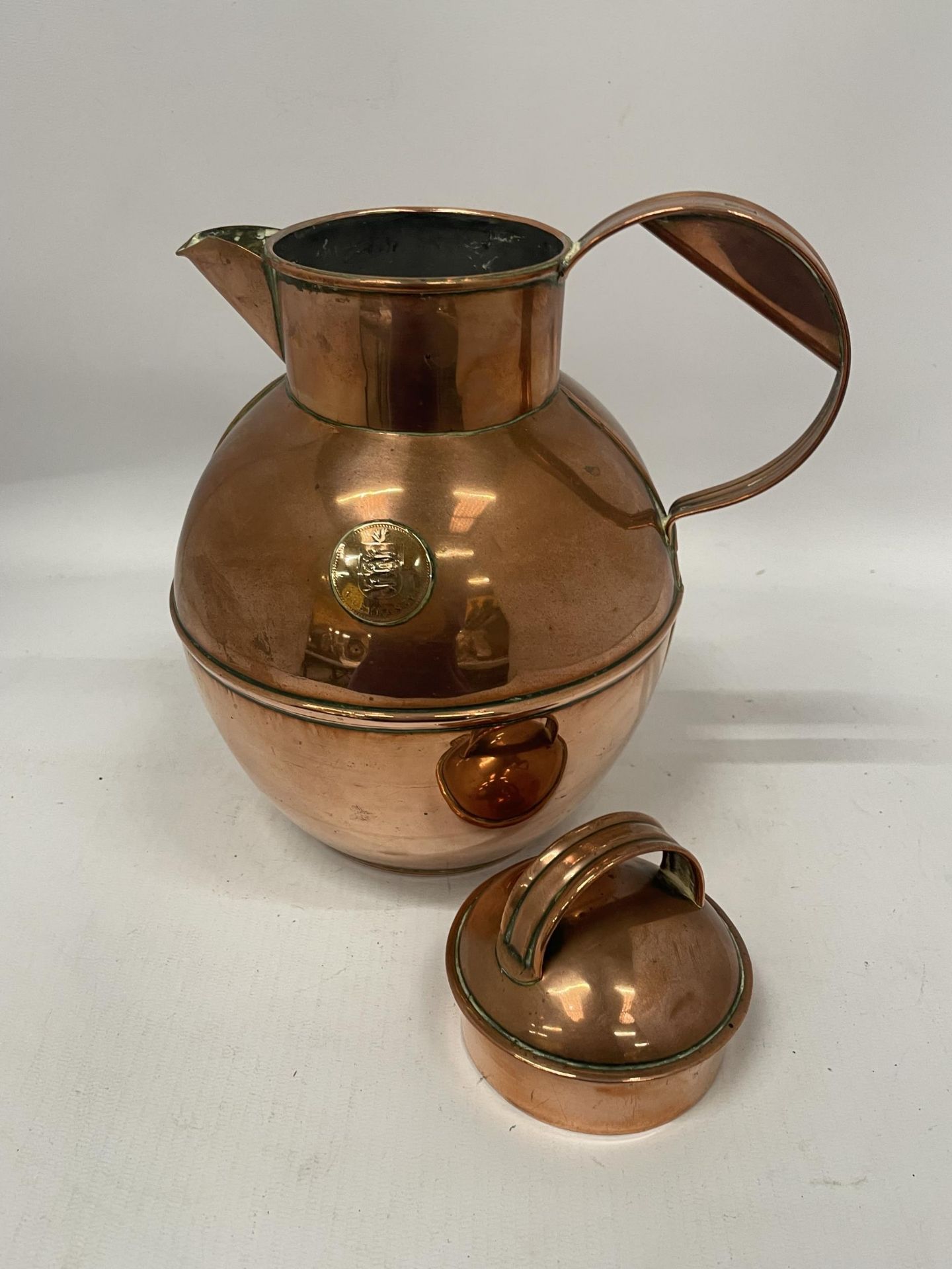 A VINTAGE COPPER KETTLE / WATER JUG WITH INSET GUERNSEY COIN DESIGN - Image 4 of 4