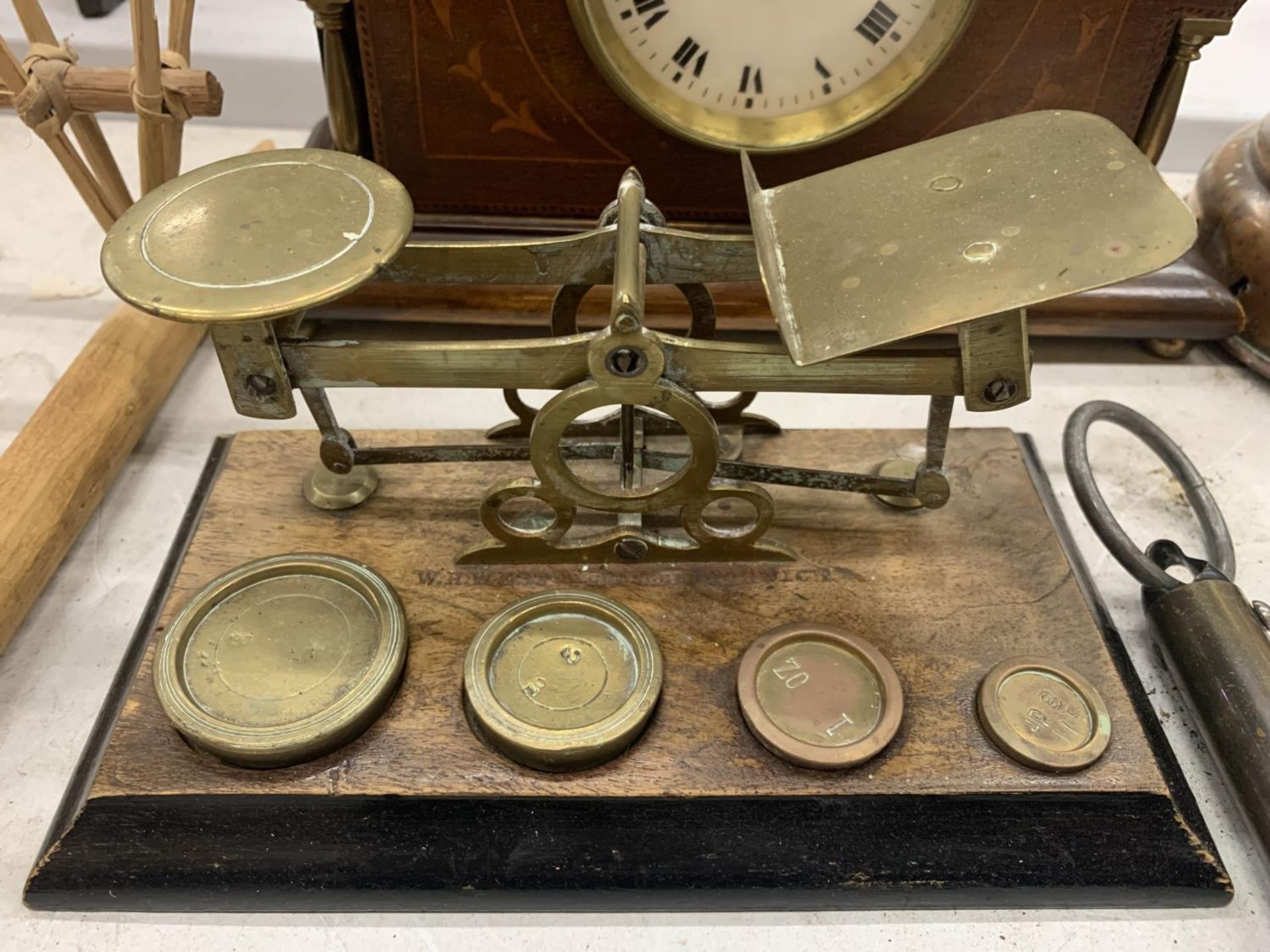 THREE SETS OF VINTAGE BRASS SCALES TO INCLUDE POSTAL SCALES - Image 4 of 5