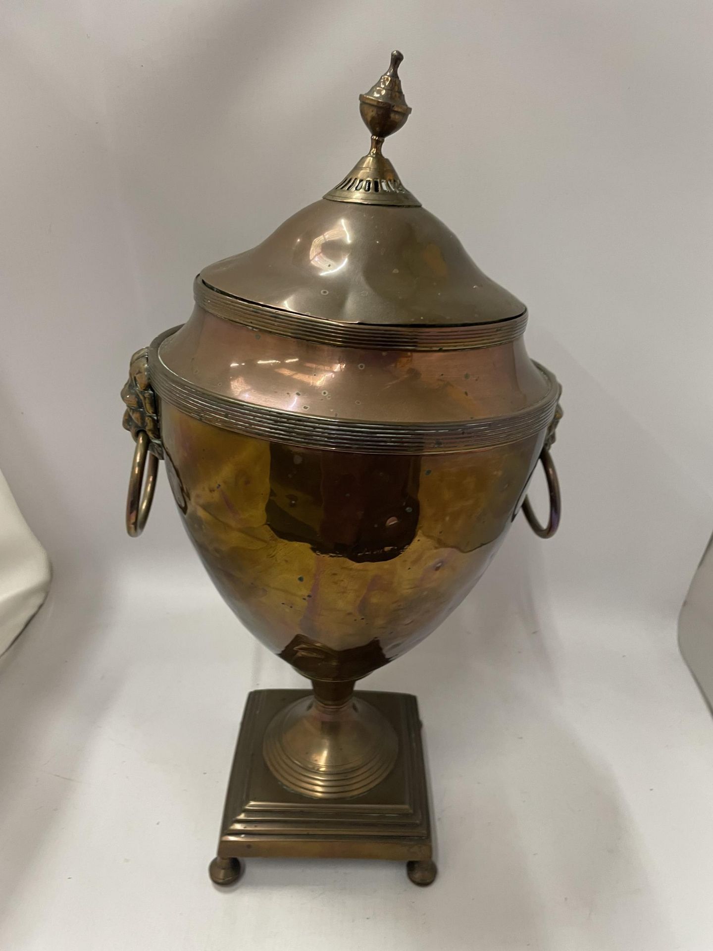 AN EARLY 20TH CENTURY COPPER SAMOVAR WITH LION DESIGN HANDLES