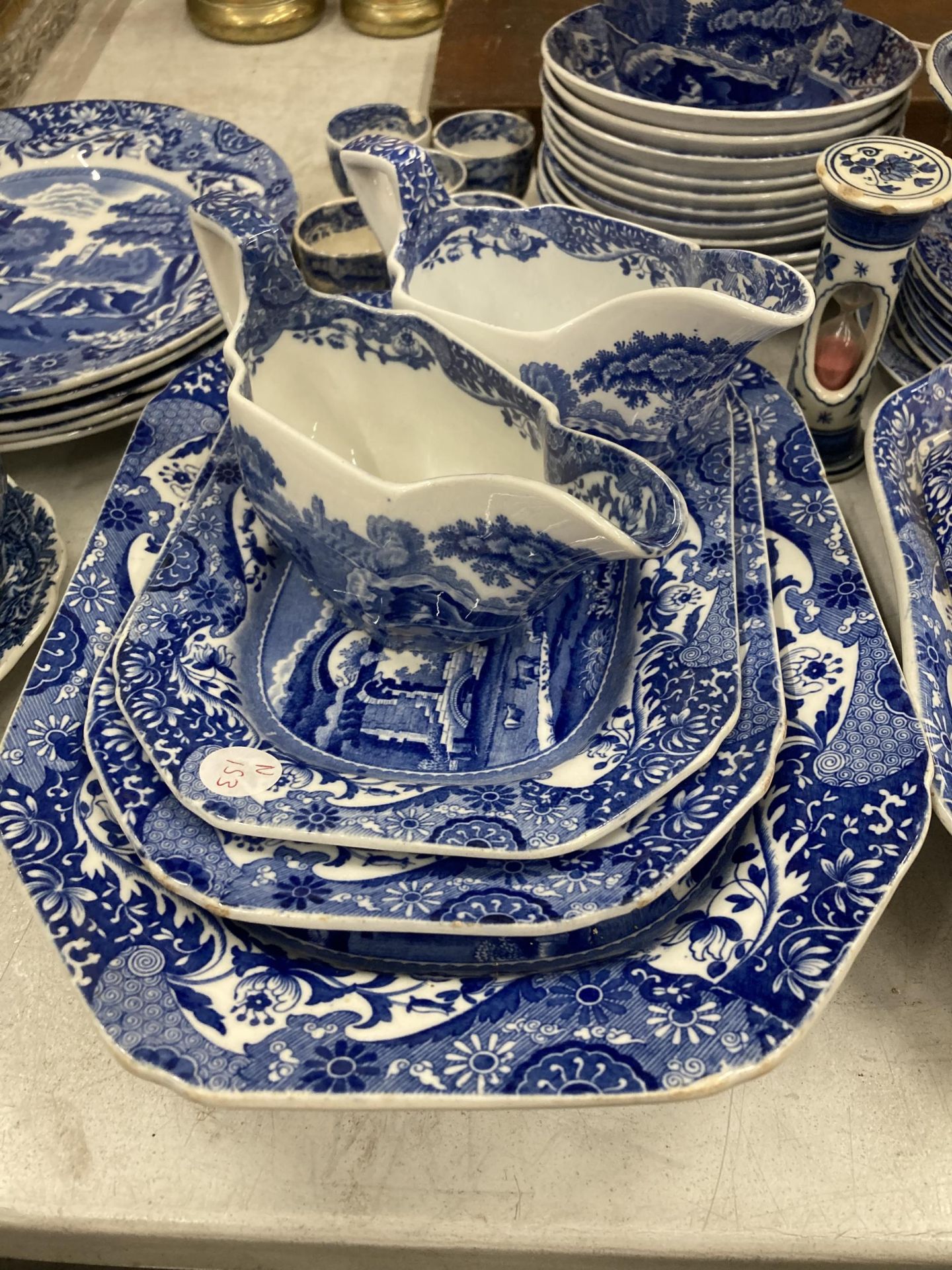 A LARGE COLLECTION OF COPELAND SPODE ITALIAN PATTERN BLUE AND WHITE DINNER WARES TO INCLUDE GRAVY - Bild 2 aus 6