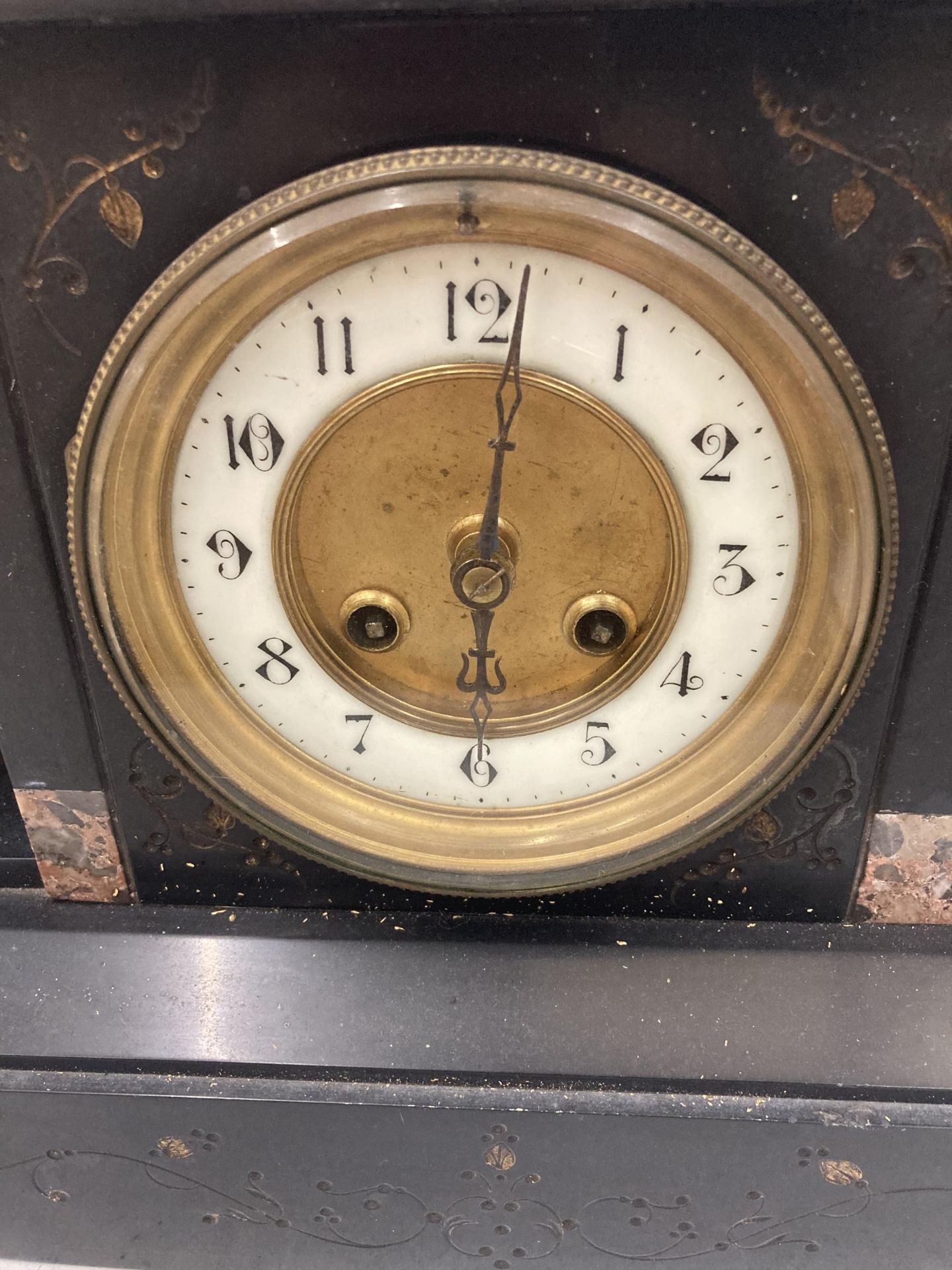 A VINTAGE BLACK MARBLE MANTLE CLOCK WITH PILLAR DECORATION VENDOR STATES IN WORKING ORDER BUT NO - Image 2 of 5