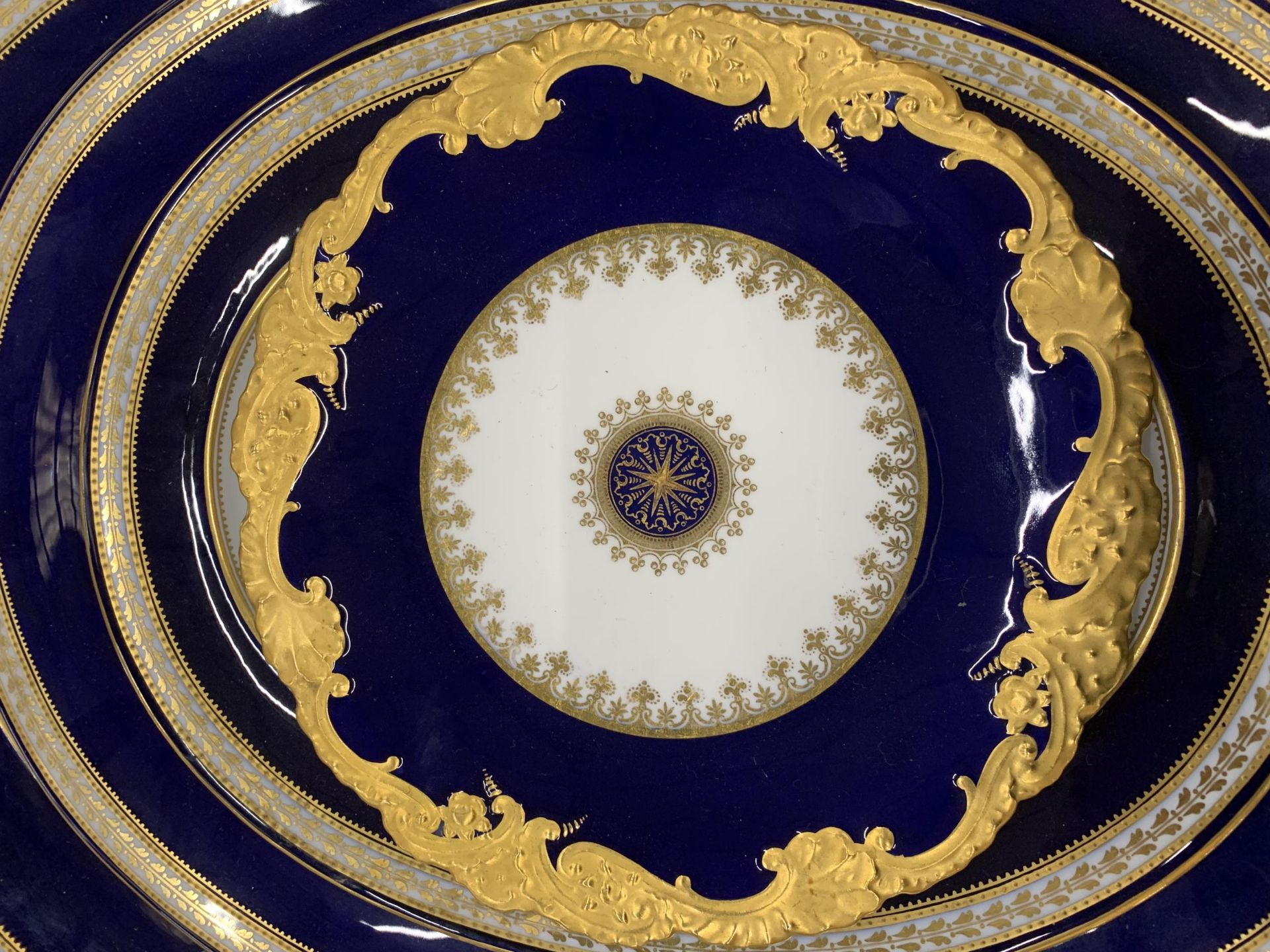 A QUANTITY OF SPODE TO INCLUDE SERVING PLATTERS, BOWLS, PLATES, ETC, IN COBALT BLUE WITH GILT - Image 6 of 8