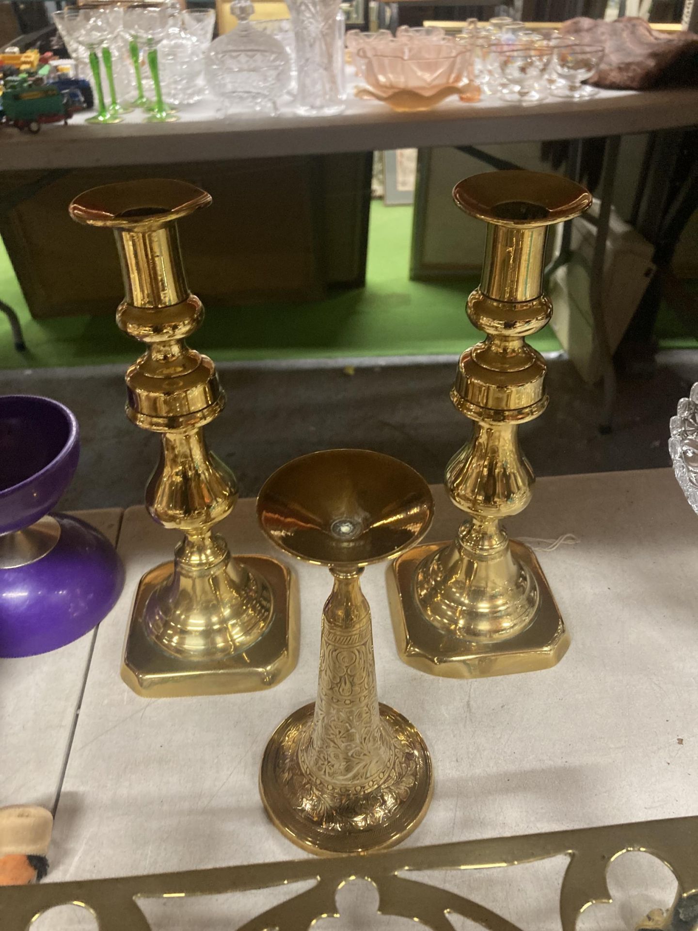 A QUANTITY OF BRASS AND COPPER TO INCLUDE CANDLESTICKS, PAN STAND, TWIN HANDLED FOOTED PLANTERS, - Image 4 of 4