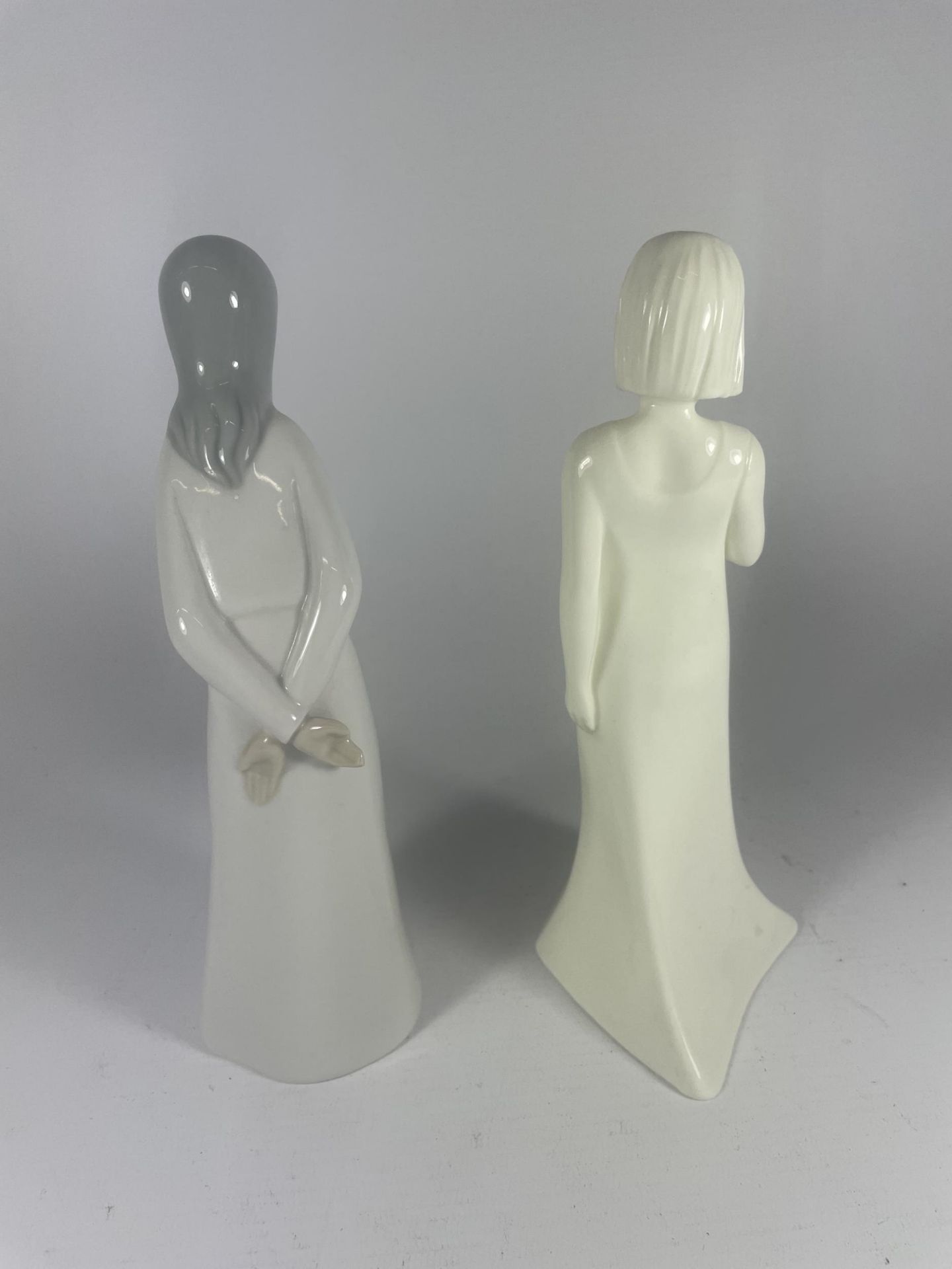 TWO LADY FIGURES TO INCLUDE A ROYAL WORCESTER MOMENTS WITH LOVE FIGURE - Image 5 of 6