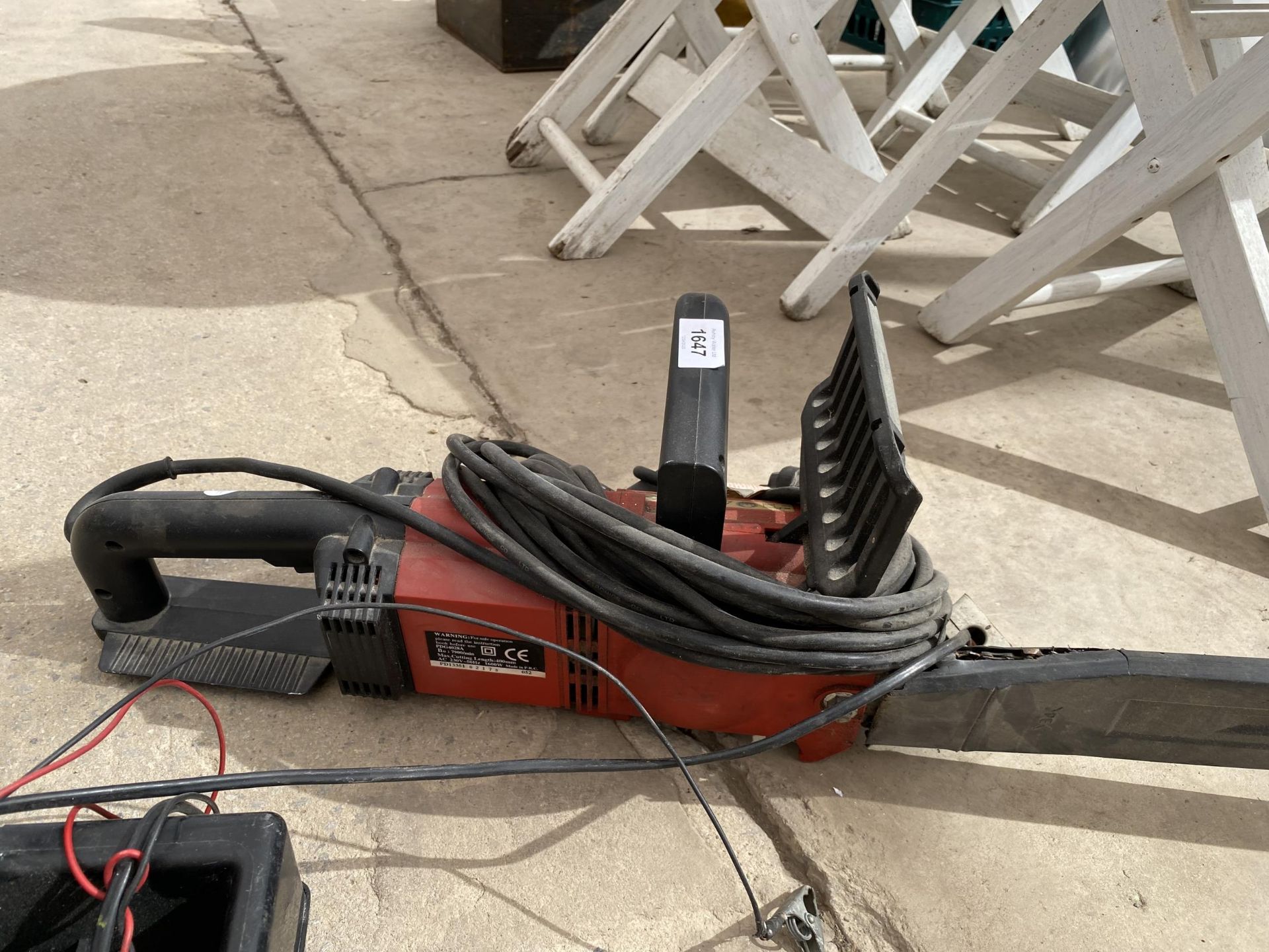 AN ELECTRIC CHAINSAW AND A BATTERY CHARGER - Image 3 of 4