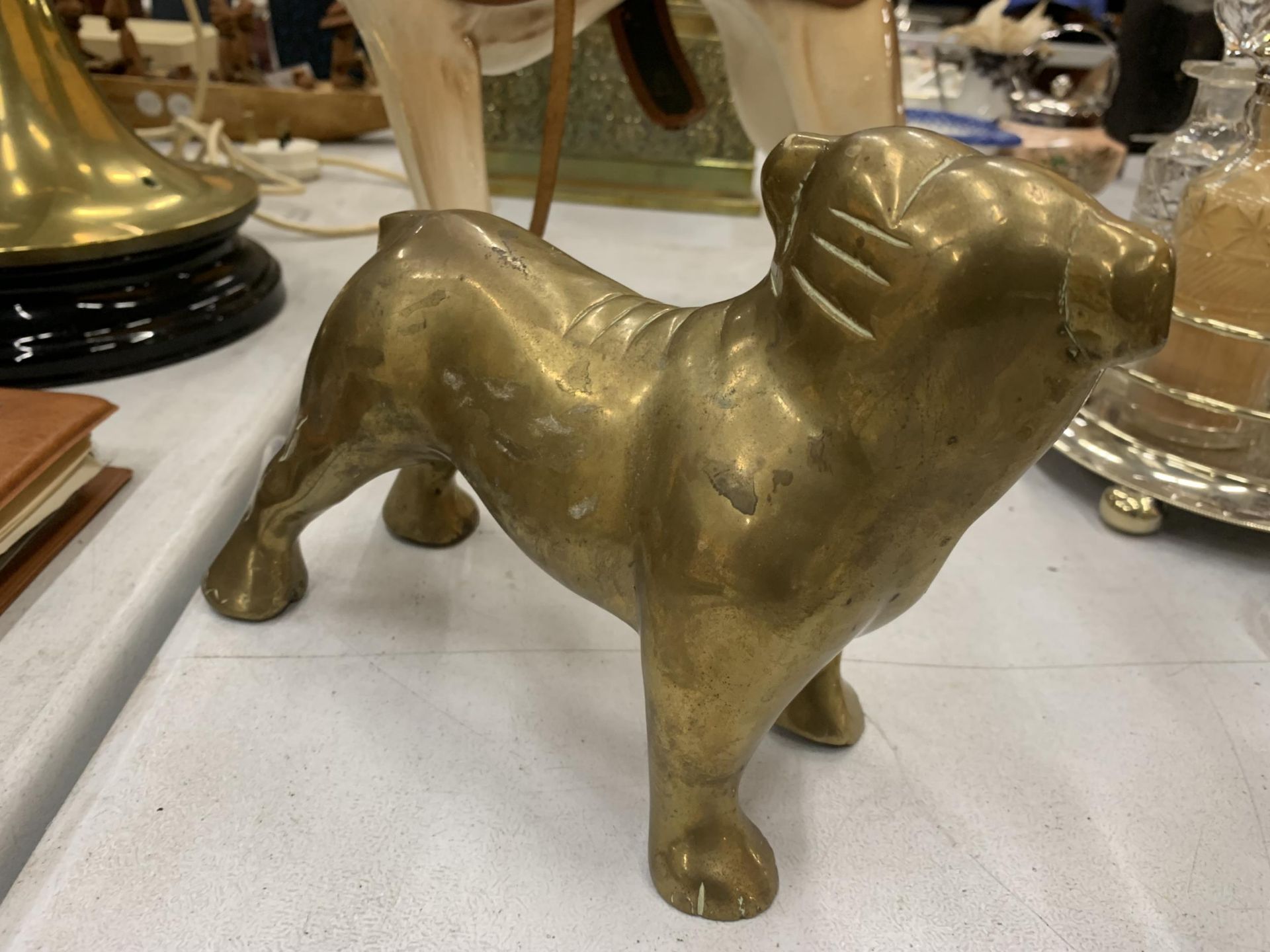 A LARGE BRASS STAFFORDSHIRE BULLDOG HEIGHT 15CM - Image 3 of 4