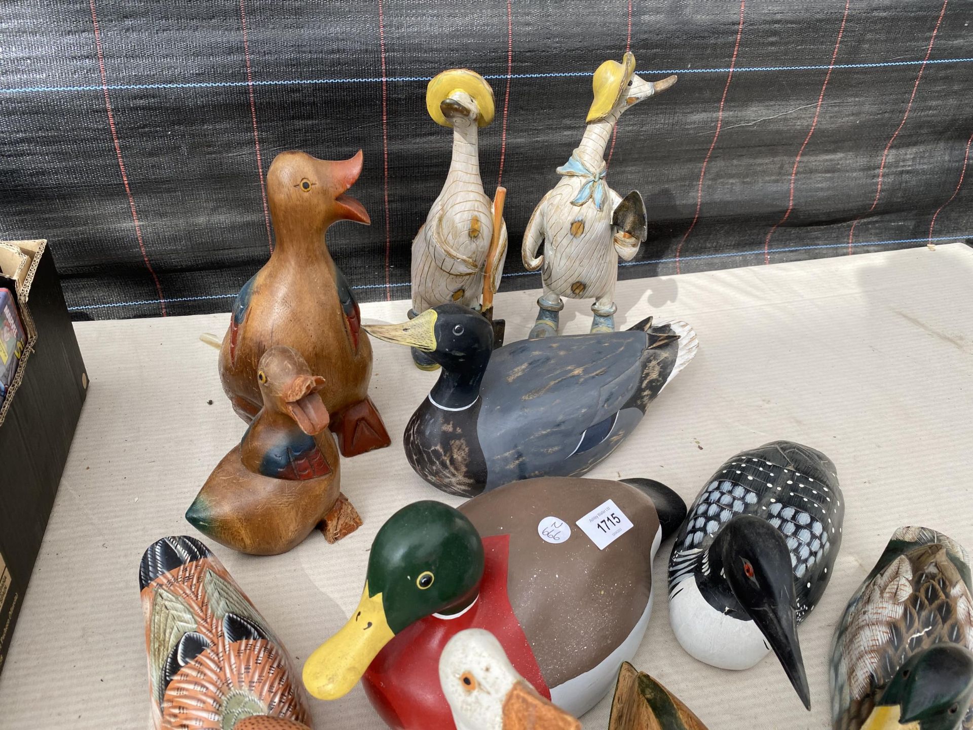 A LARGE ASSORTMENT OF DECORATIVE WOODEN DUCKS - Image 2 of 4