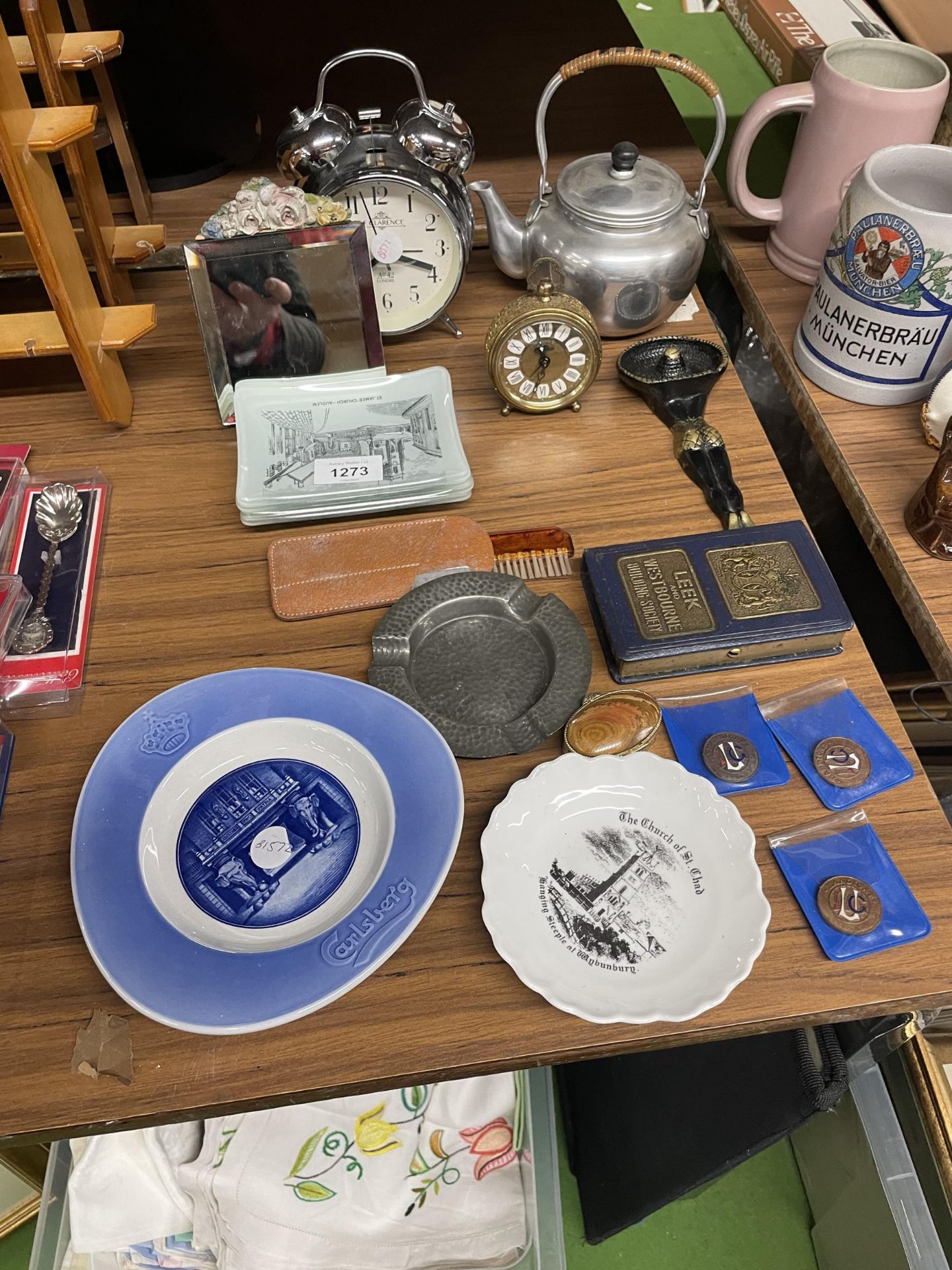 A MIXED LOT TO INCLUDE A CLOCK, TEAPOT, CARRIAGE CLOCK, ASHTRAYS, LIDDED TRINKET BOX, ETC