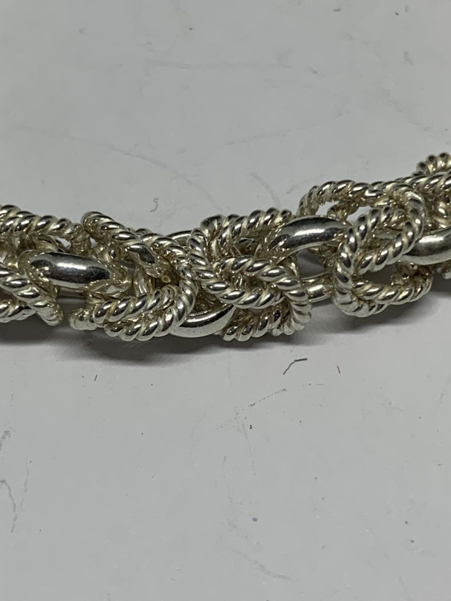 A DECORATIVE CHUNKY SILVER BRACELET - Image 2 of 3