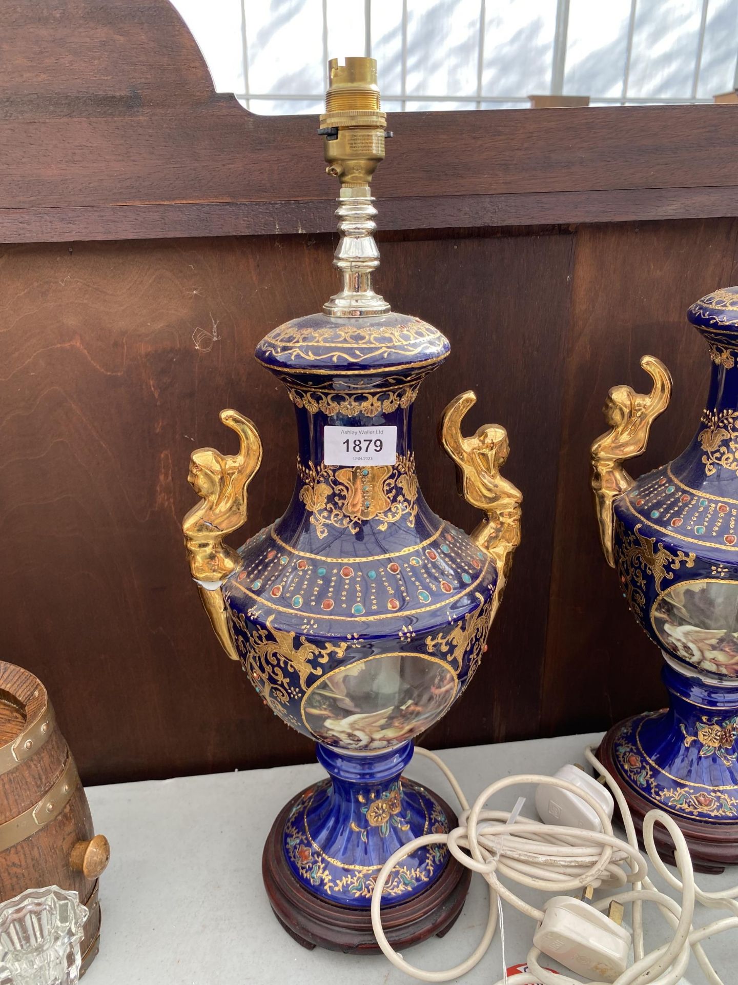 A PAIR OF BLUE CERAMIC ORIENTAL STYLE TABLE LAMPS WITH CHERUB DESIGN A/F - Bild 2 aus 3