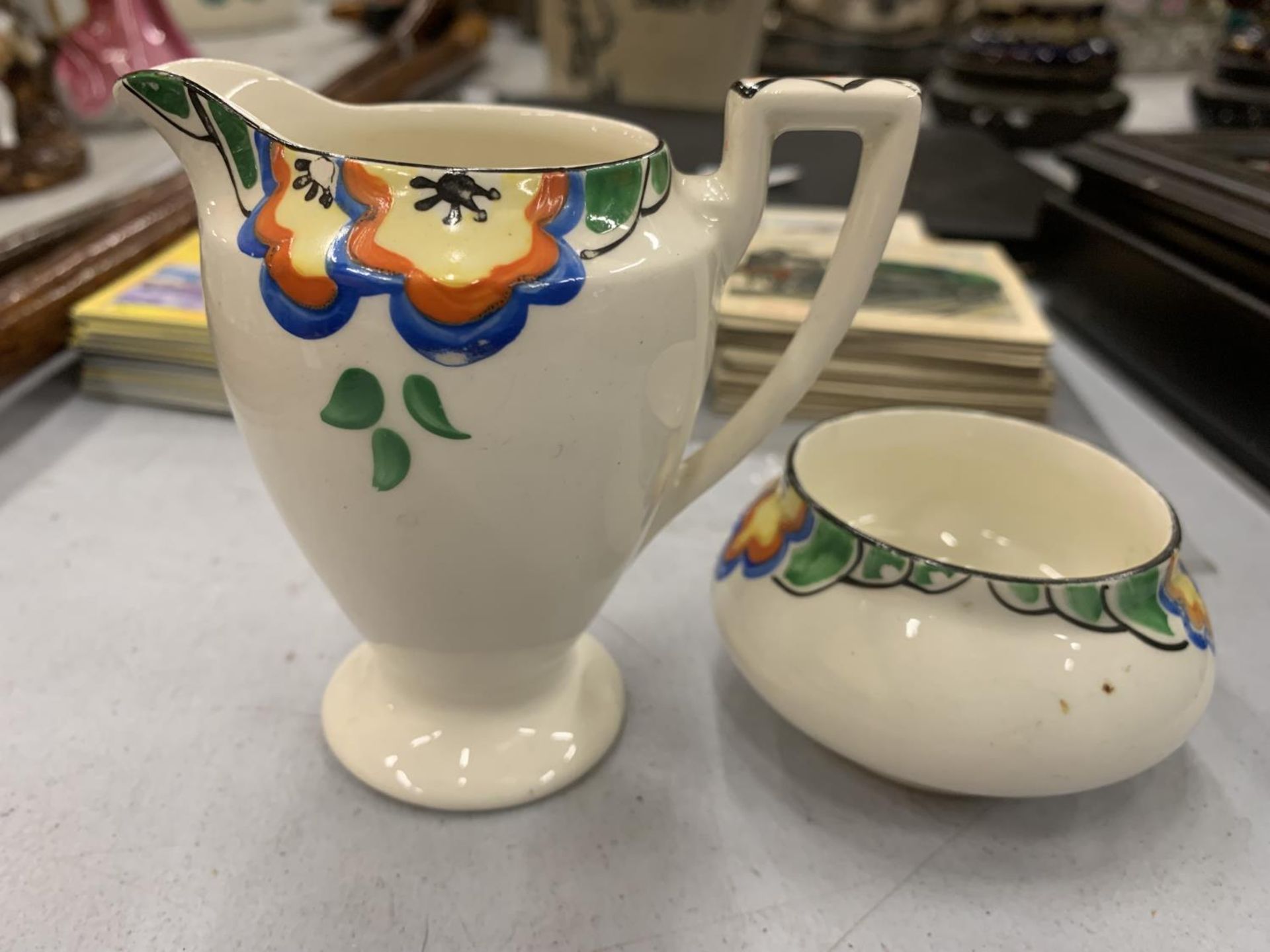 A QUANTITY OF VINTAGE CROWN DUCAL WARE TEAWARE TO INCLUDE 6 CUPS - 1 A/F, A CREAM JUG AND SUGAR - Image 3 of 4