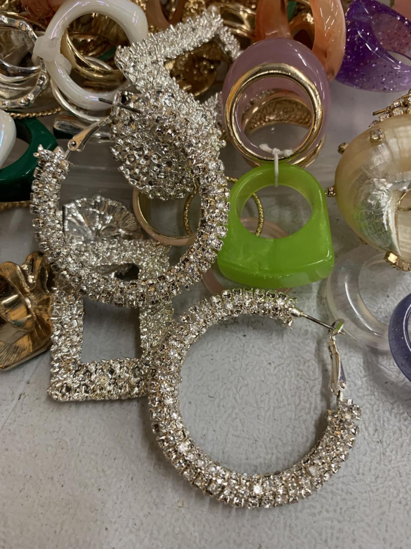 A QUANTITY OF COSTUME JEWELLERY RINGS AND EARRINGS - Image 4 of 4