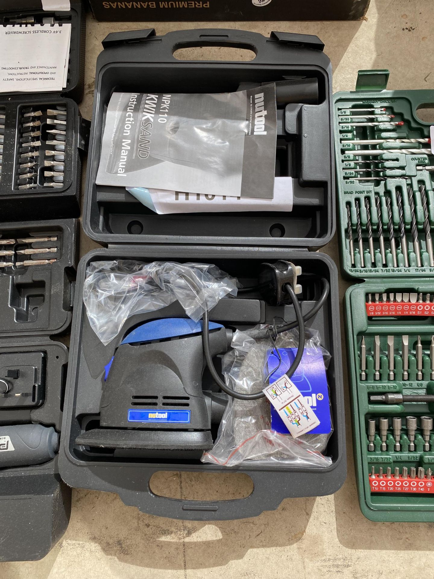 AN ASSORTMENT OF TOOLS TO INCLUDE A NUTOOL PALM SANDER, A DREMMEL DRILL AND AN ASSORTMENT OF DRILL - Image 3 of 4