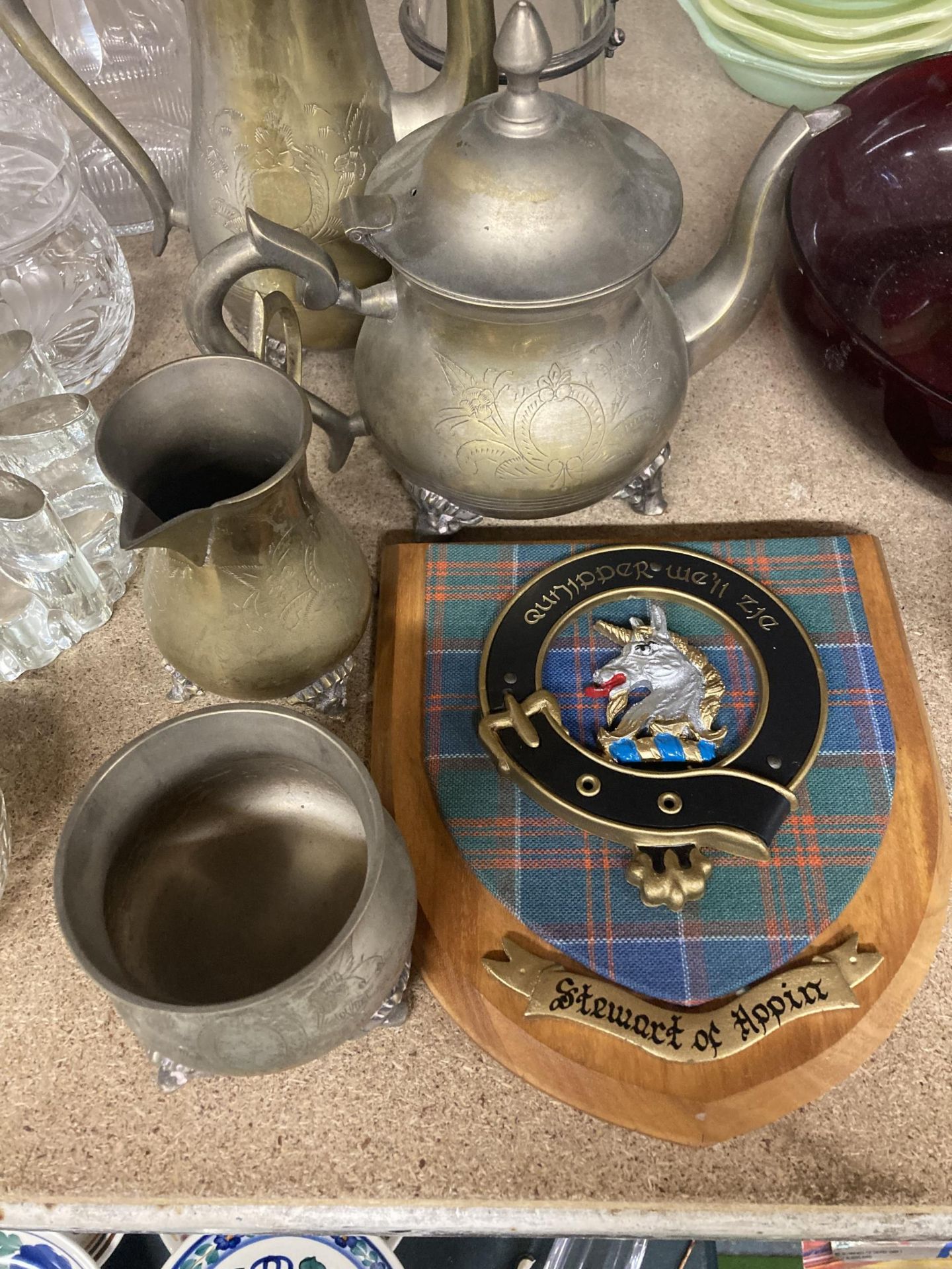 A QUANTITY OF BRASS TO INCLUDE A TEA AND COFFEE POT, CREAM JUG AND SUGAR BOWL PLUS A CLARET JUG, - Image 2 of 3