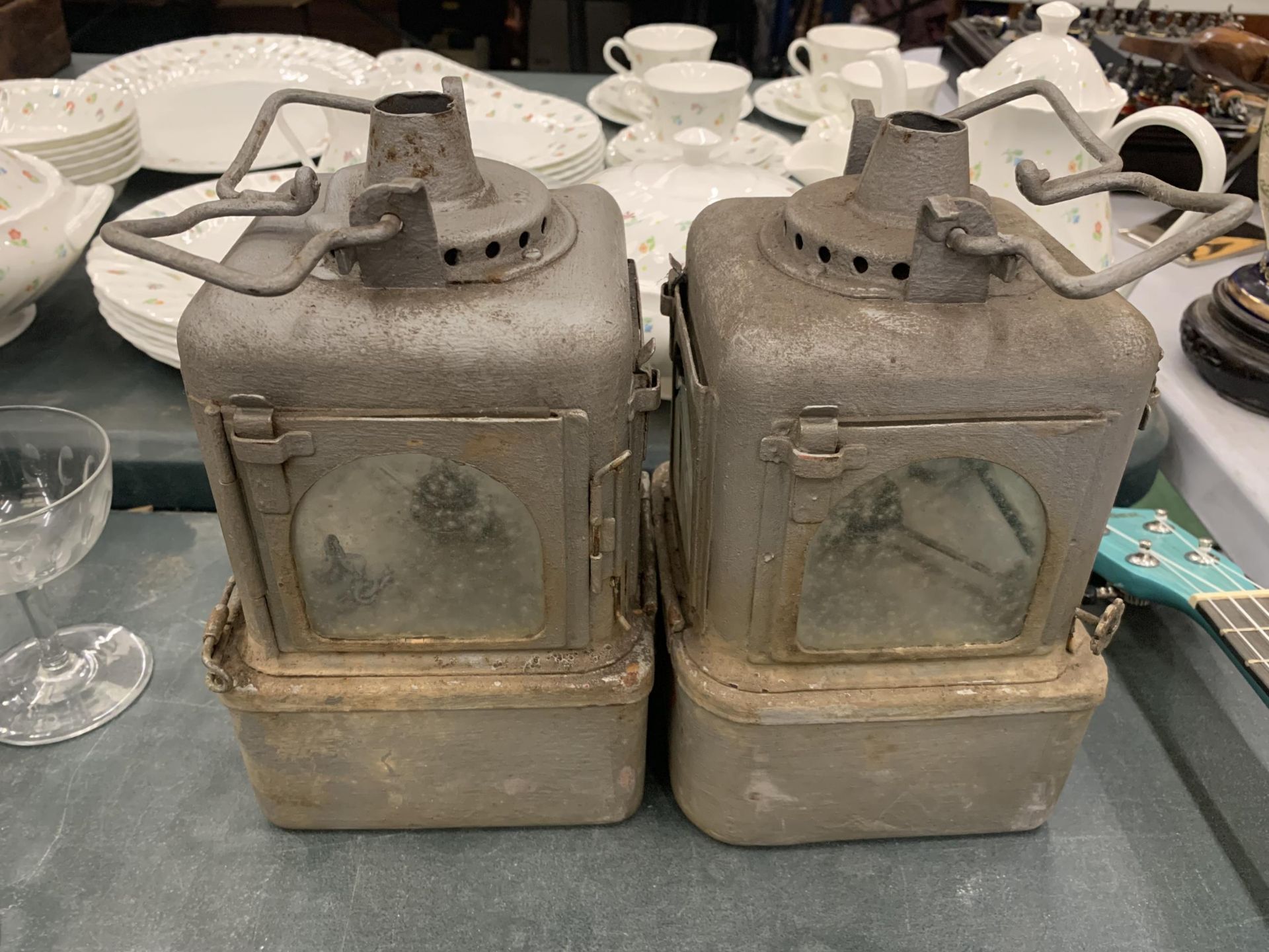 A PAIR OF VINTAGE BRITISH RAIL RAILWAY LAMPS - Image 3 of 3