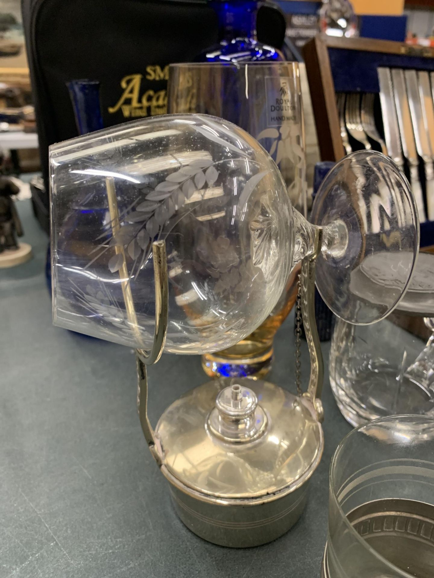 A QUANTITY OF GLASSWARE TO INCLUDE A BRANDY GLASS WARMER WITH GLASS, BLUE BOTTLES, A ROYAL - Image 2 of 5