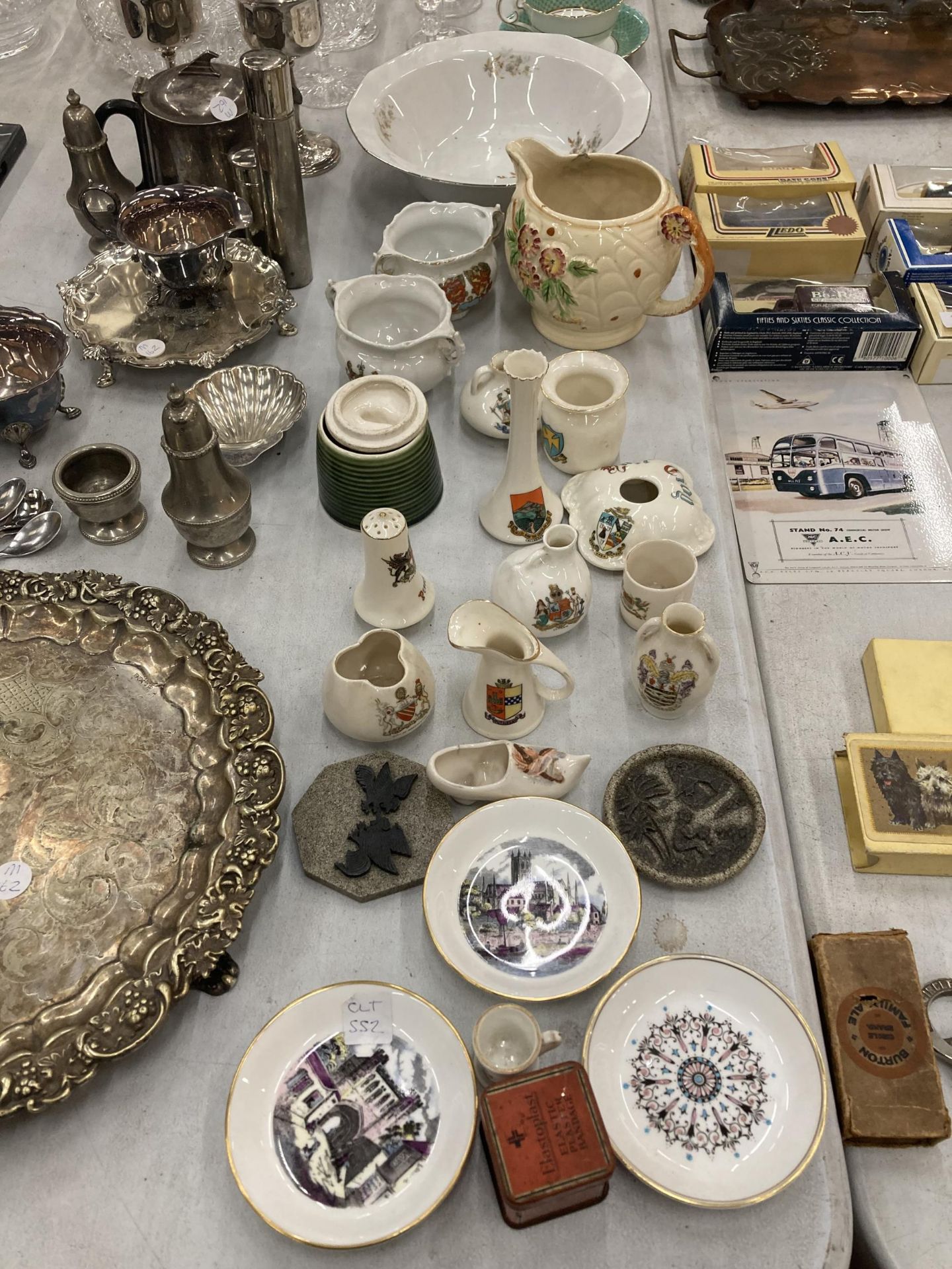 A QUANTITY OF CERAMIC ITEMS TO INCLUDE CRESTED WARE, ROYAL WORCESTER PIN TRAYS, BOWL, JUG, ETC