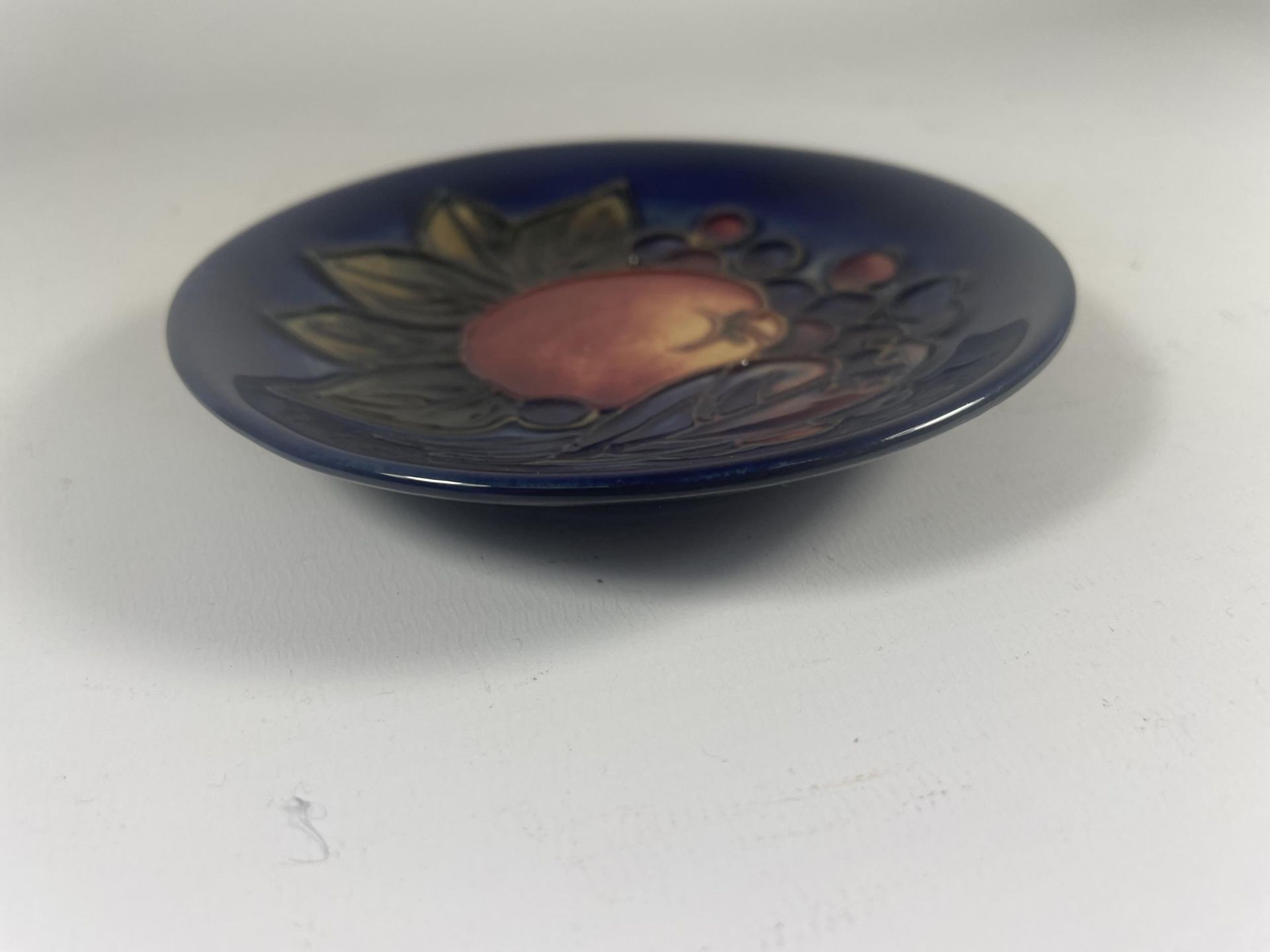 A MOORCROFT POTTERY FINCHES PATTERN PIN TRAY / DISH - Image 2 of 3