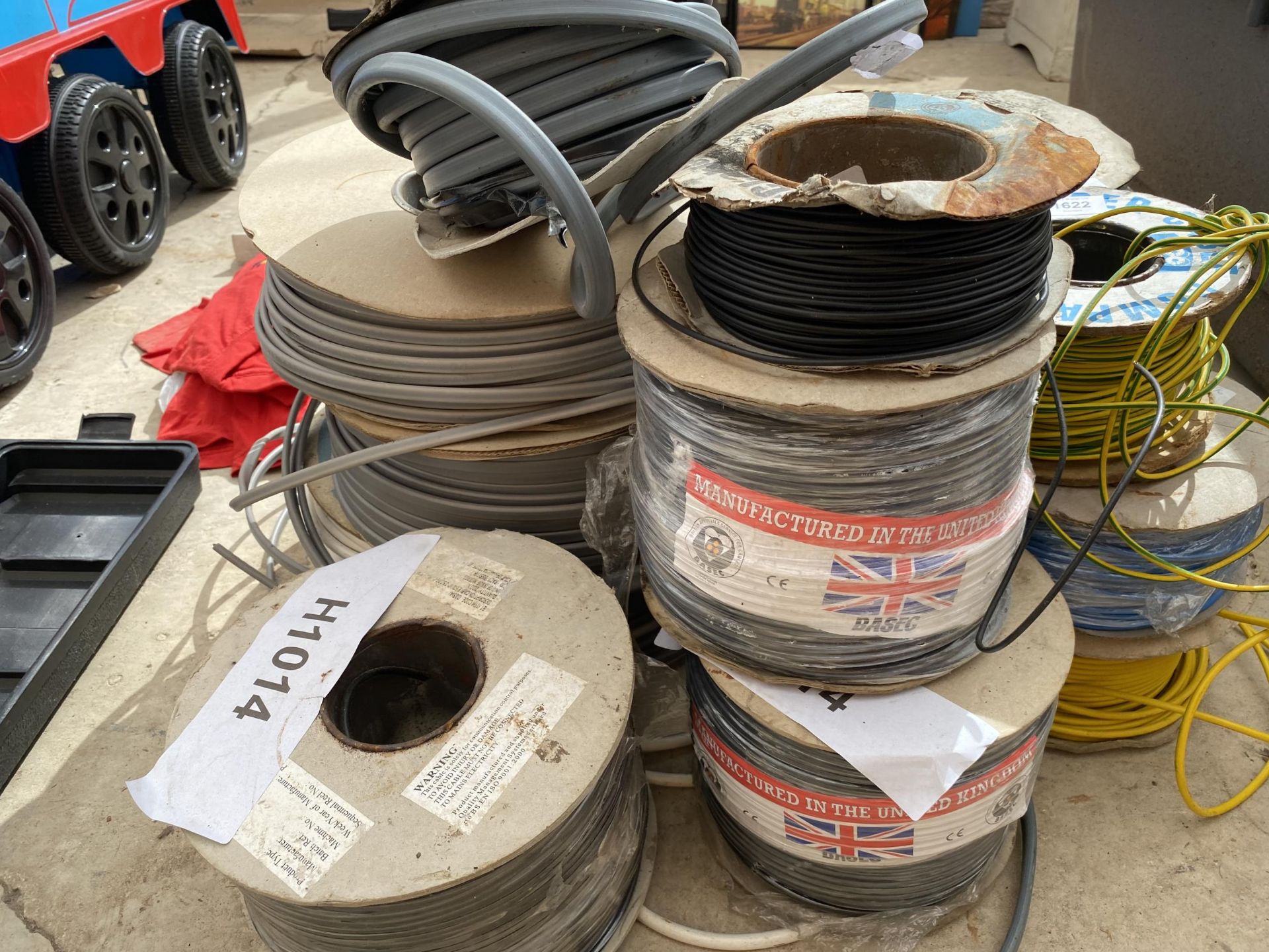A LARGE QUANTITY OF ASSORTED CABLE AND WIRE - Image 2 of 3