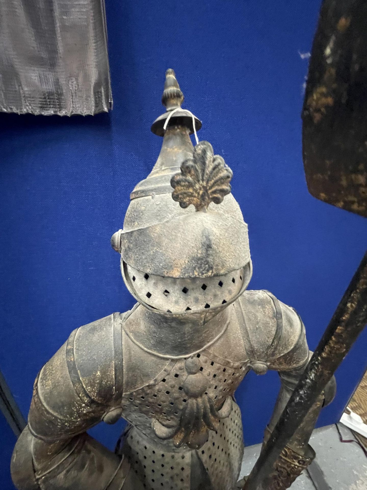 A LARGE METAL MODEL OF A MEDIVIAL KNIGHT, HEIGHT 139CM - Image 2 of 5