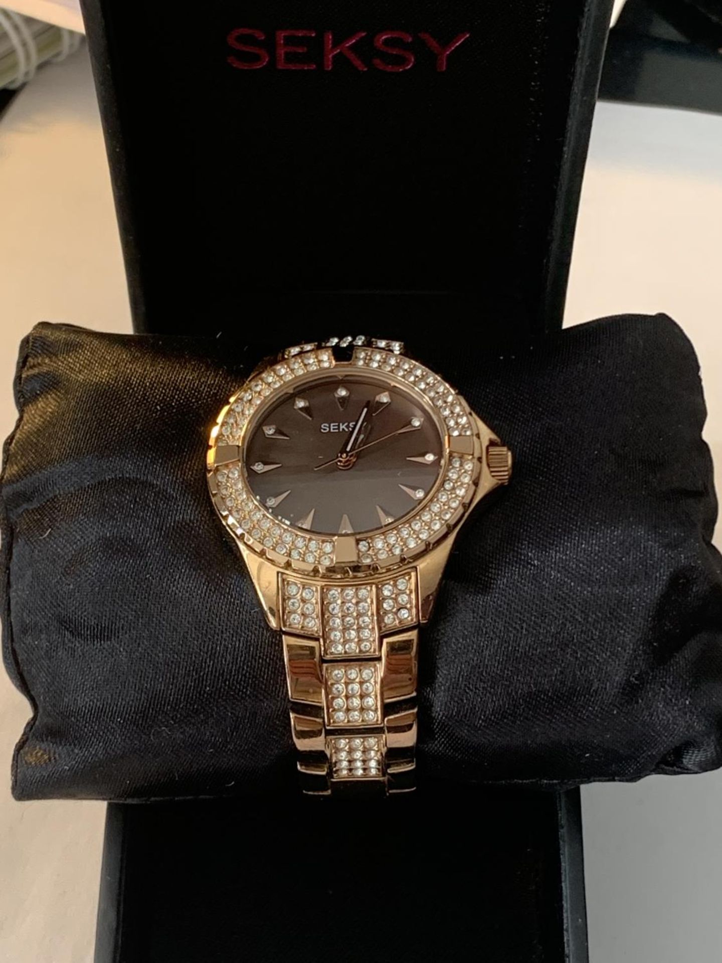 A SEKSY WRISTWATCH IN A PRESENTATION BOX SEEN WORKING BUT NO WARRANTY