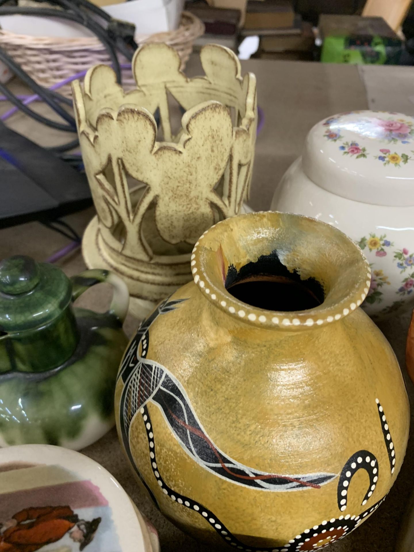 A QUANTITY OF COLLECTABLES TO INCLUDE A SADLER GINGER JAR, A SANDLAND WARE MARMALADE LIDDED JAR, A - Image 5 of 5