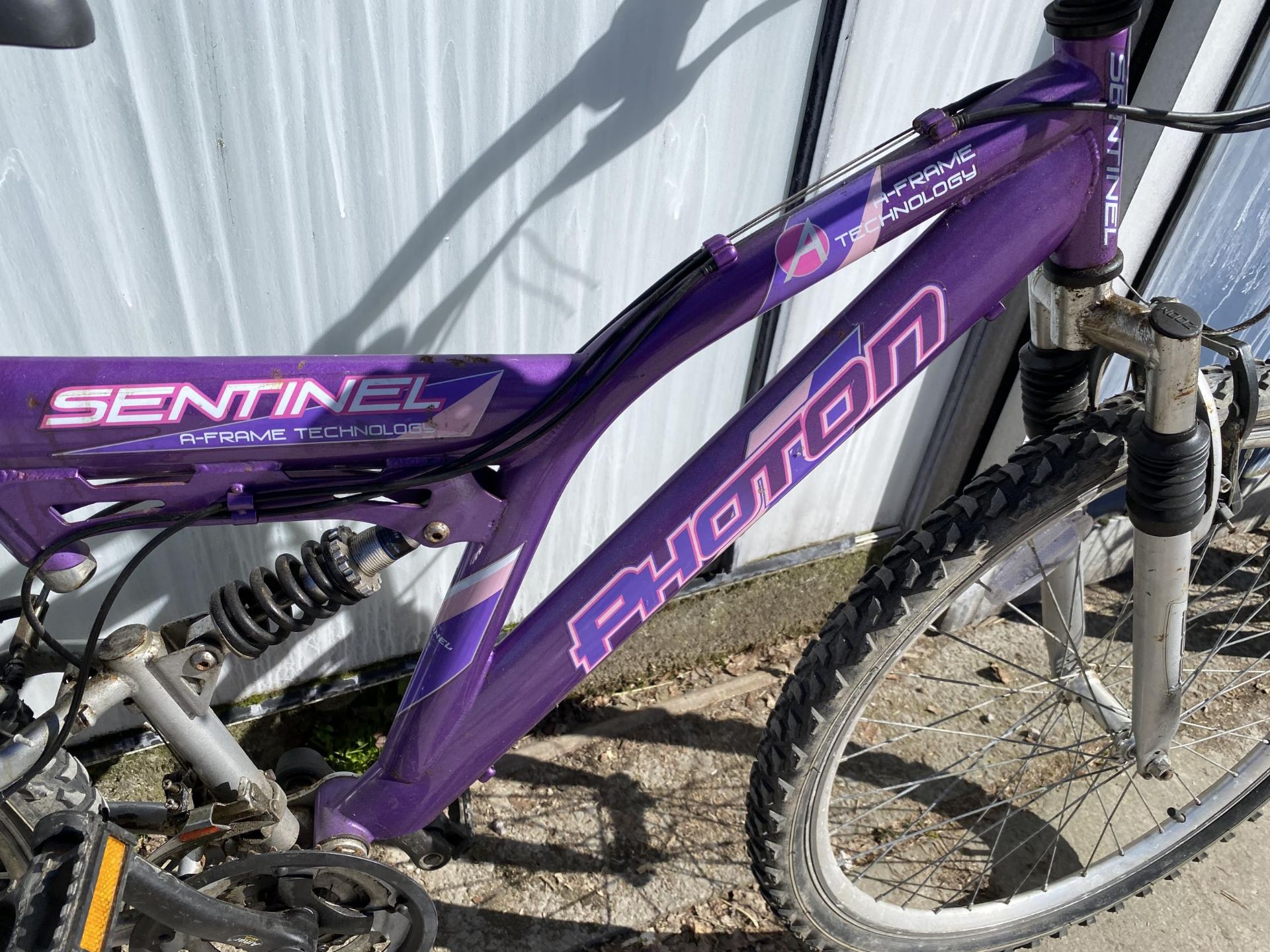 A PHOTON SENTINEL MOUNTAIN BIKE WITH FRONT AND REAR SUSPENSION AND 21 SPEED GEAR SYSTEM - Image 2 of 3