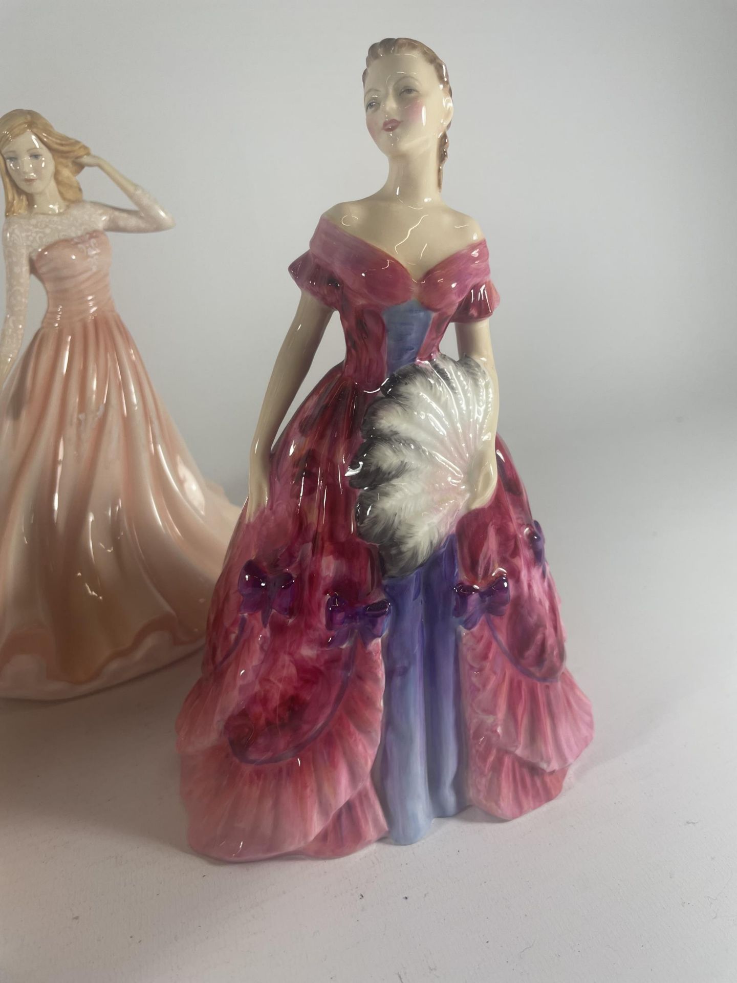 A GROUP OF THREE ROYAL DOULTON LADY FIGURES - ELFREDA (A/F), FAIR LADY (CORAL PINK) (SECONDS) & - Image 4 of 6