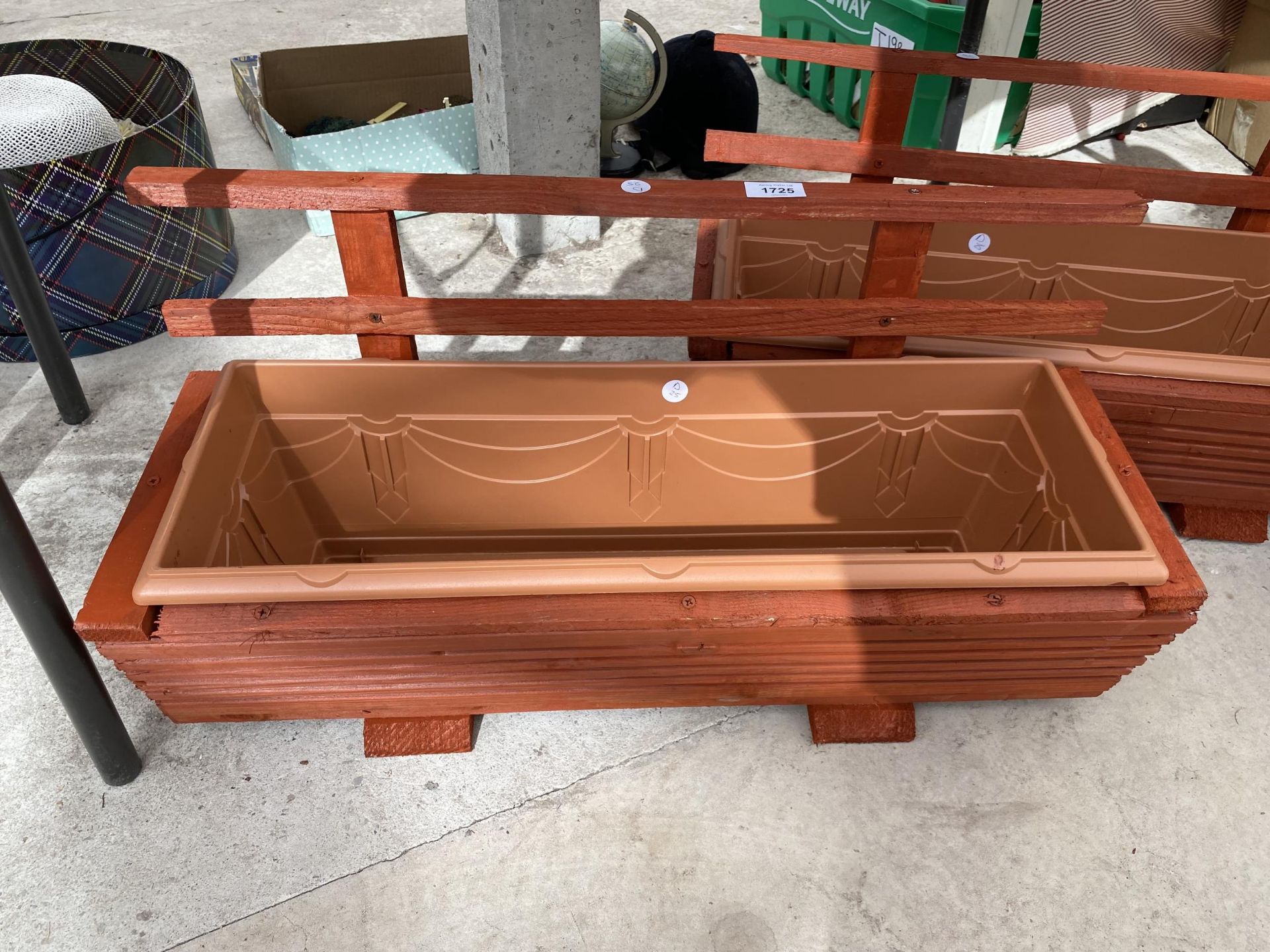 TWO WOODEN TROUGH PLANTERS WITH PLASTIC INSERTS AND TRELIS BACKS - Image 2 of 3