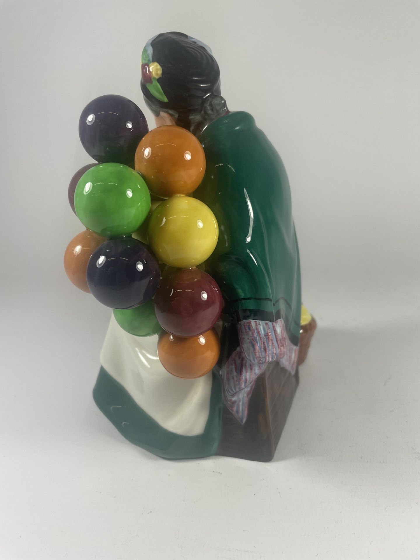 A ROYAL DOULTON THE OLD BALLOON SELLER HN1315 CHARACTER FIGURE - Image 2 of 5