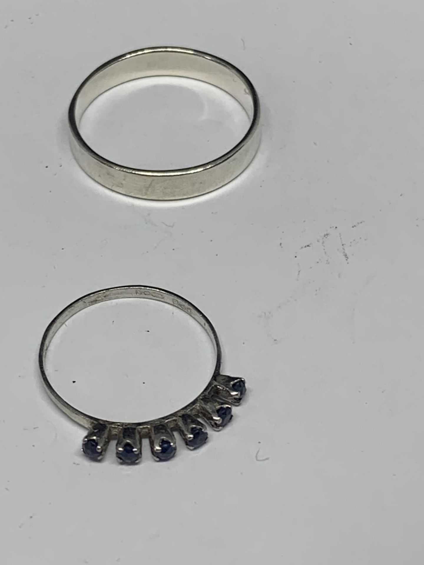 FOUR VARIOUS SILVER RINGS - Image 3 of 3