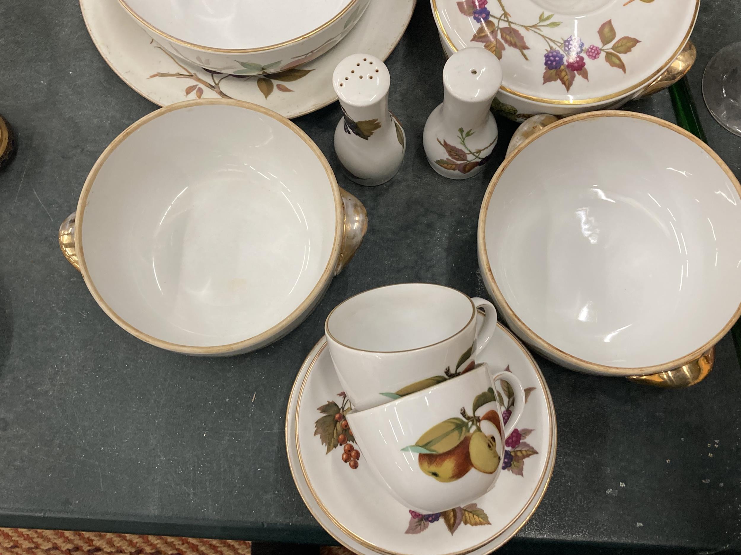 A QUANTITY OF ROYAL WORCESTER 'EVESHAM' DINNERWARE TO INCLUDE SERVING DISHES, A COFFEE POT, CRUET - Image 3 of 5