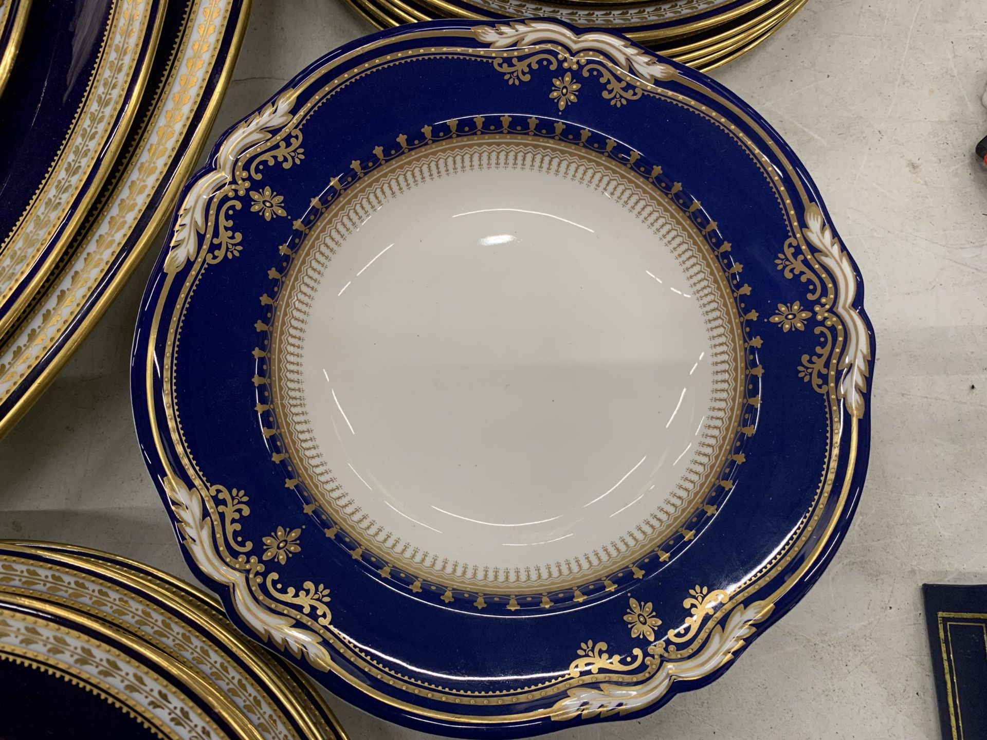 A QUANTITY OF SPODE TO INCLUDE SERVING PLATTERS, BOWLS, PLATES, ETC, IN COBALT BLUE WITH GILT - Image 2 of 8