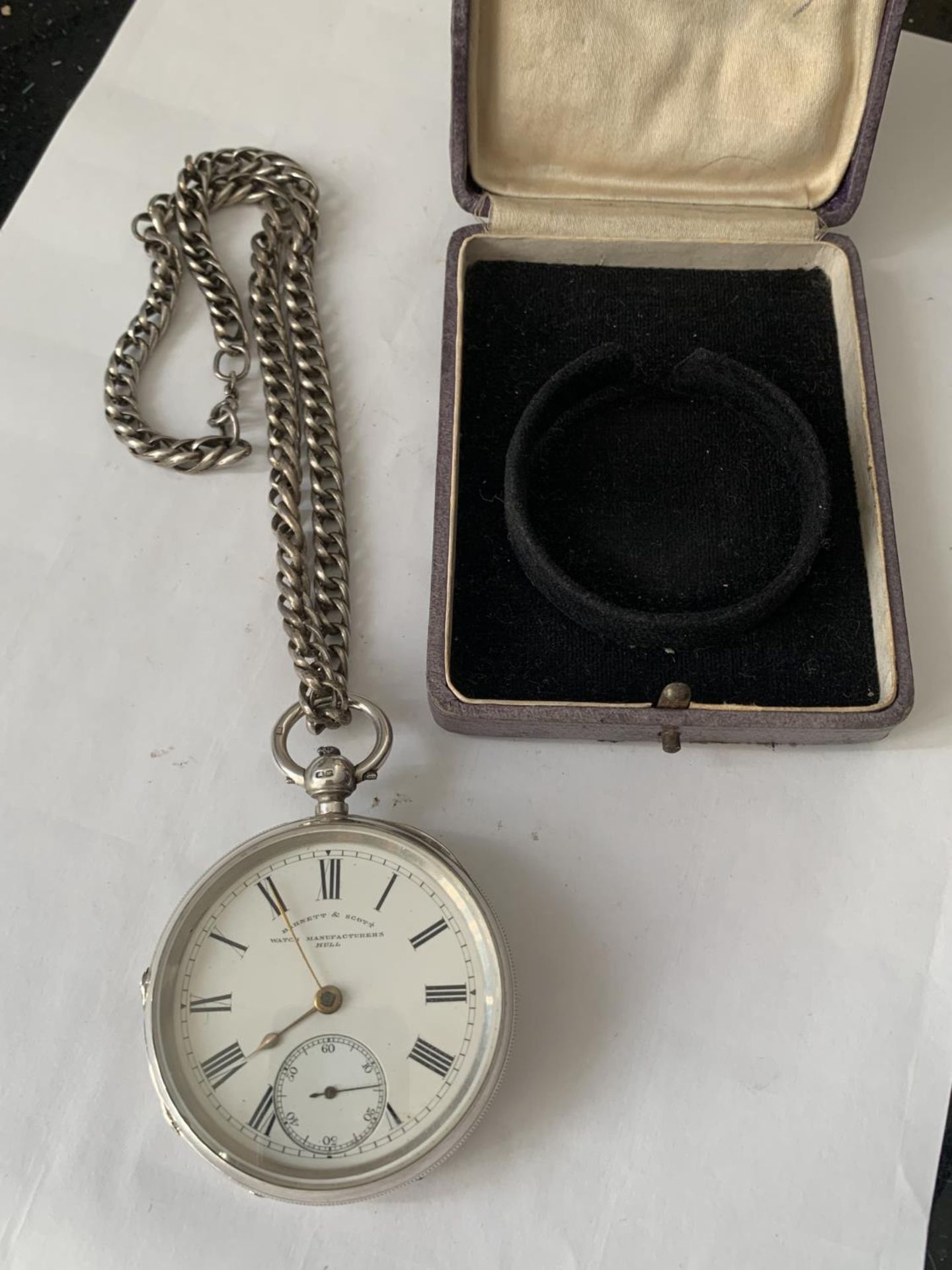 A HALLMARKED LONDON SILVER BARNET AND SCOTT HULLPOCKET WATCH WITH A HEAVY MARKED SILVER CHAIN IN A