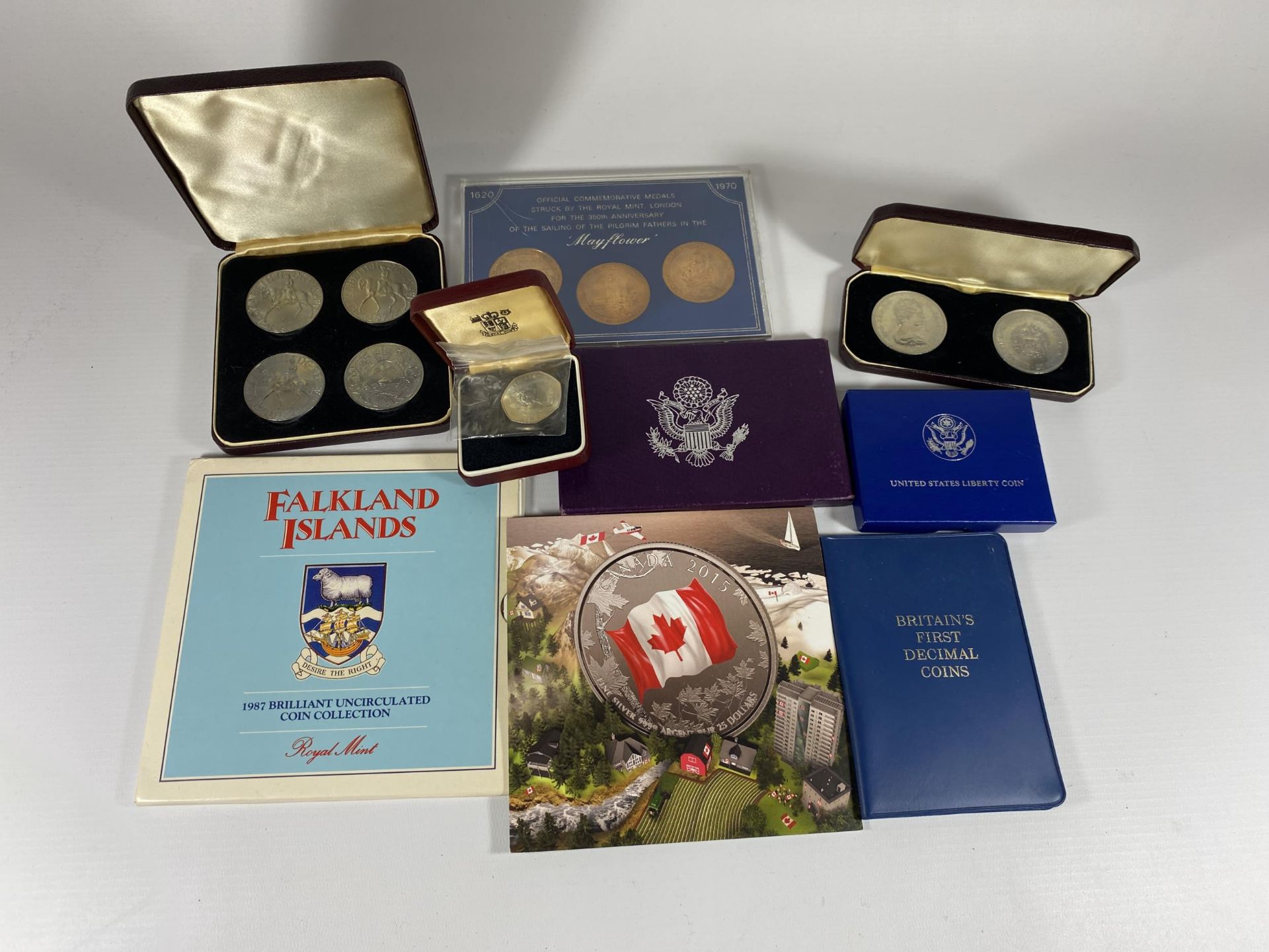 A MIXED COLLECTION OF COINS TO INCLUDE A CASED 1977 CROWN SET, CASED ROYAL MINT PROOF 50P COIN ETC