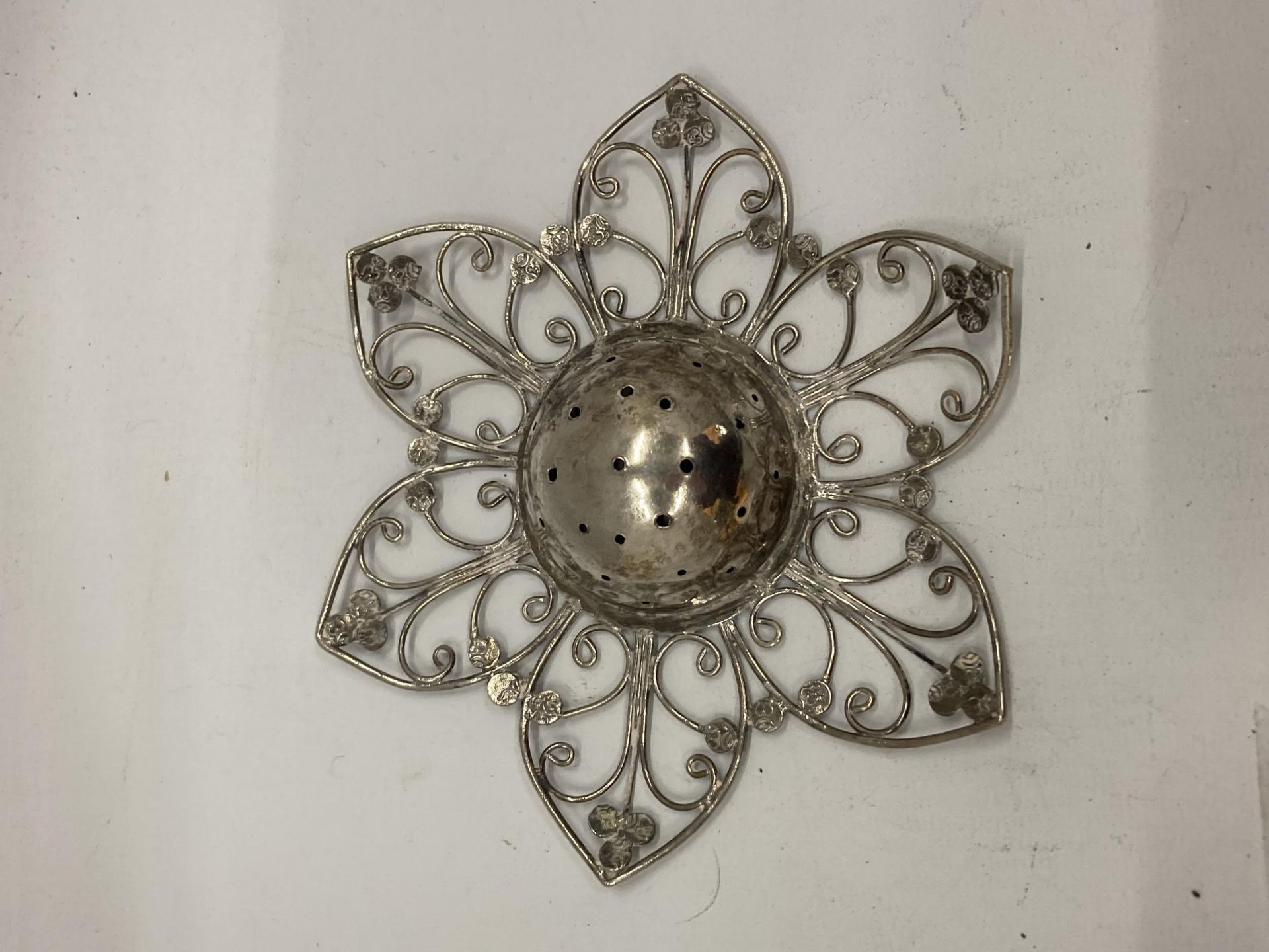 A BELIEVED SILVER FLORAL DECORATIVE TEA STRAINER, UNMARKED, WEIGHT 62G - Image 2 of 2