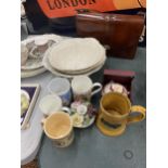 A MIXED LOT TO INCLUDE ROYAL COMMEMORATIVE MUGS, A LEATHER HANDBAG, POSIES, BOWLS, ETC