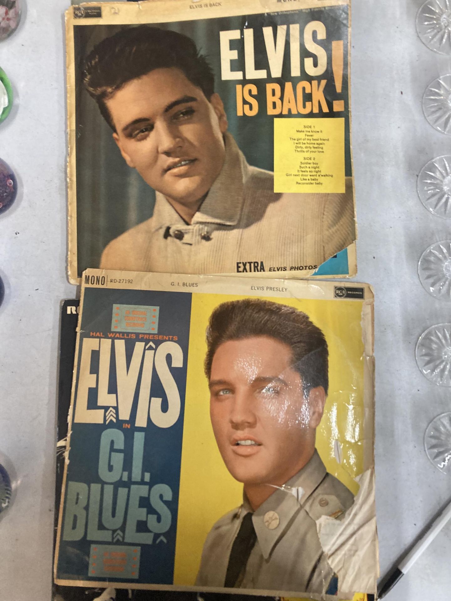 A QUANTITY OF 33RPM VINYL ELVIS PRESLEY RECORDS PLUS A COLLECTION OF 45RPM BEATLES SINGLES - Image 6 of 6