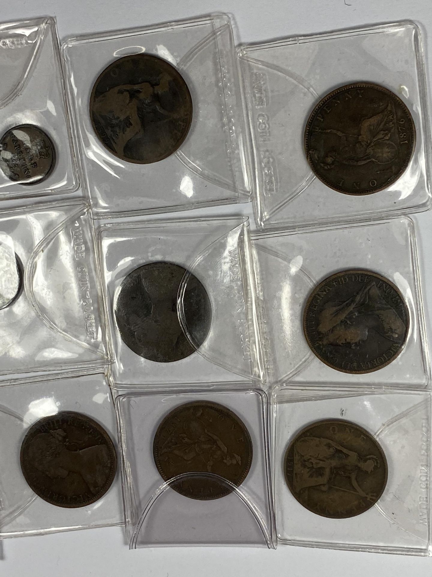 A COLLECTION OF THIRTEEN QUEEN VICTORIA PENNIES TO INCLUDE FINE EXAMPLES ETC - Image 2 of 4