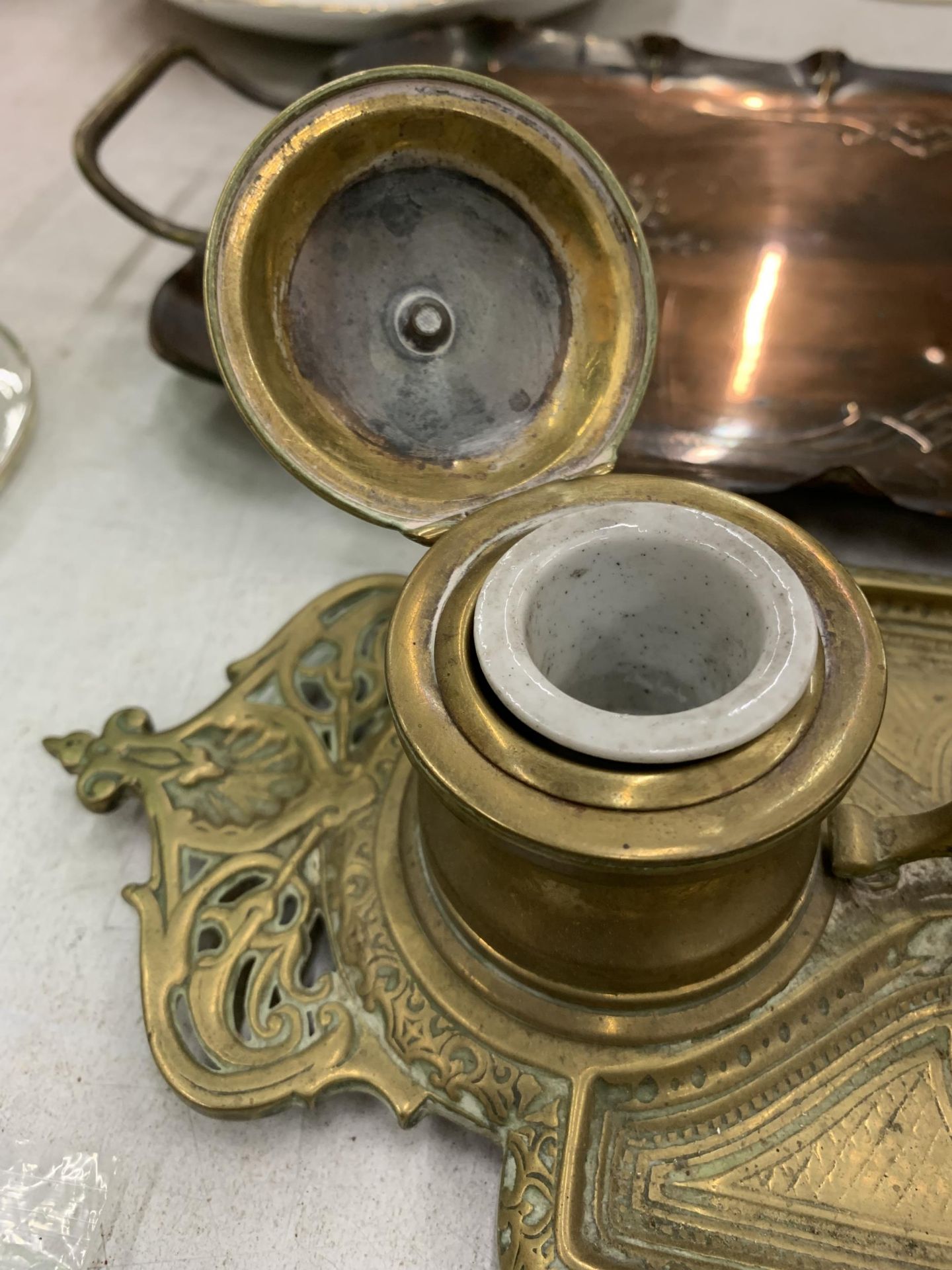 AN ARTS AND CRAFTS STYLE COPPER TRAY PLUS A BRASS DESK TIDY WITH INKWELLS AND CERAMIC LINERS - Image 3 of 4