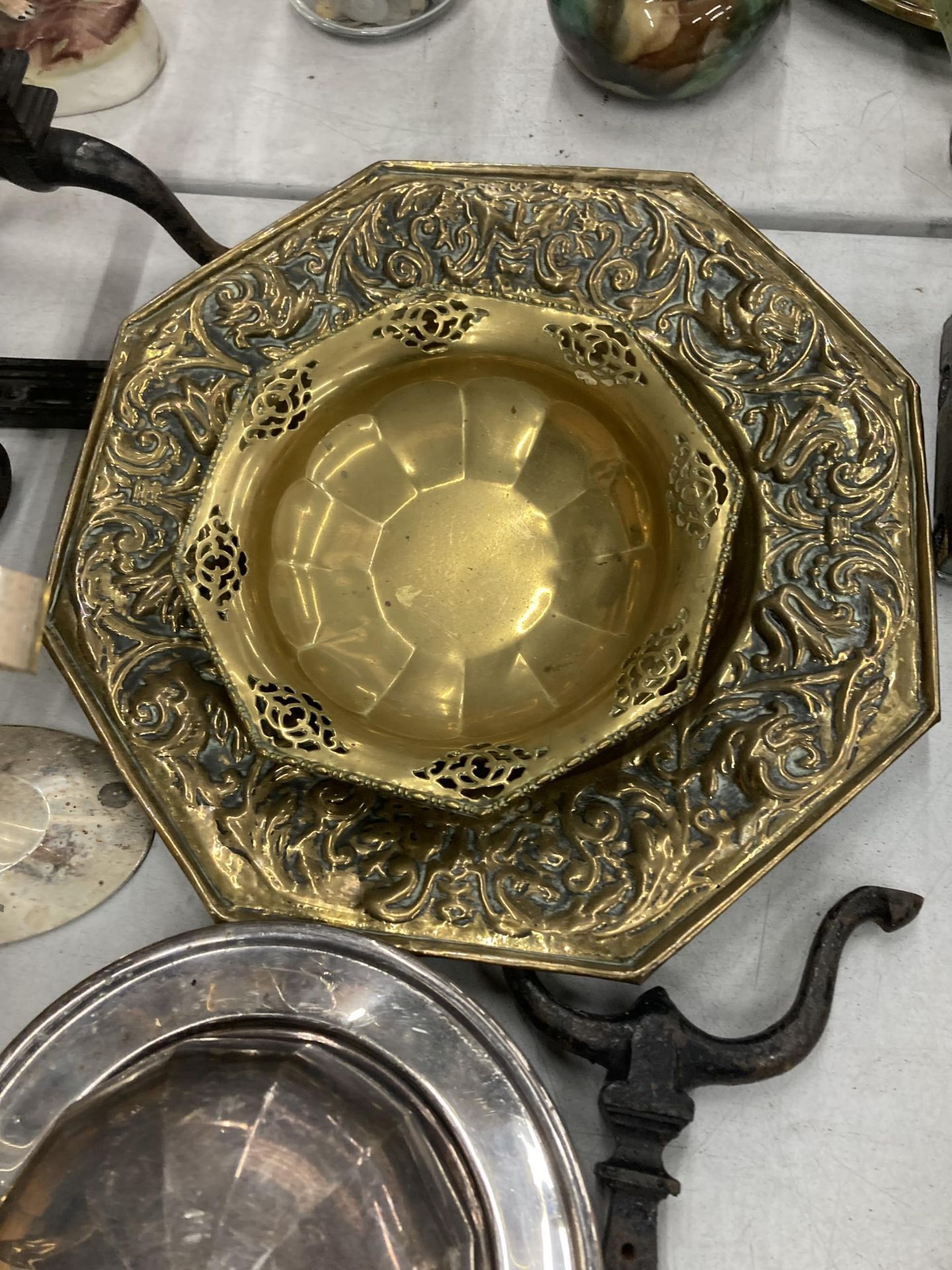 A LARGE QUANTITY OF ITEMS TO INCLUDE BRASS PLAQUES, PLATES, BOWLS, CANDLEABRA, SERVING DISHES, - Image 6 of 10