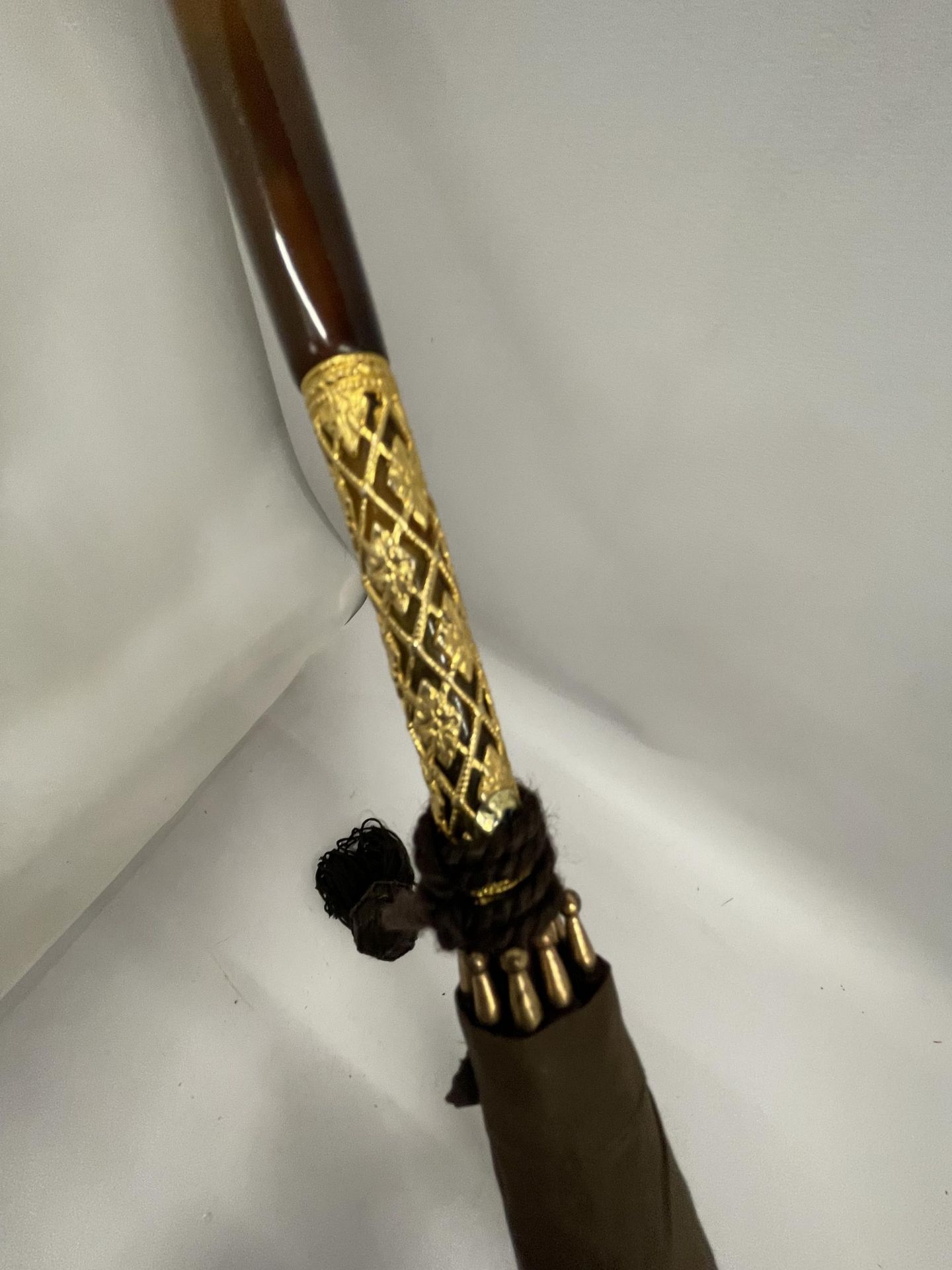 A VINTAGE PARASOL WITH DECORATIVE YELLOW METAL FERRULE AND AMBER EFFECT HANDLE - Image 3 of 3
