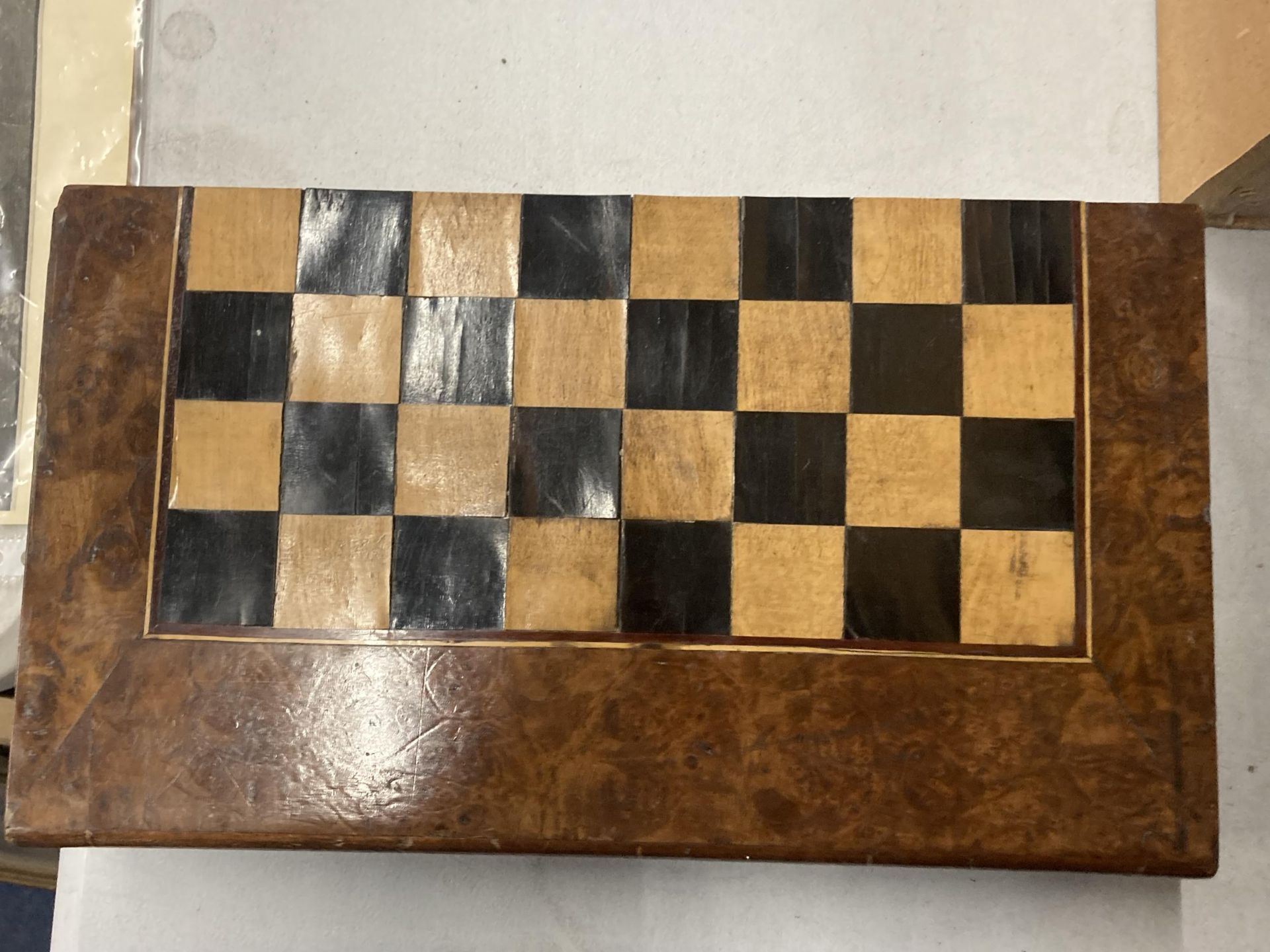 A FOLDING CHESS/BACKGAMMON BOX WITH COUNTERS, DICE AND SHAKER - Image 5 of 6