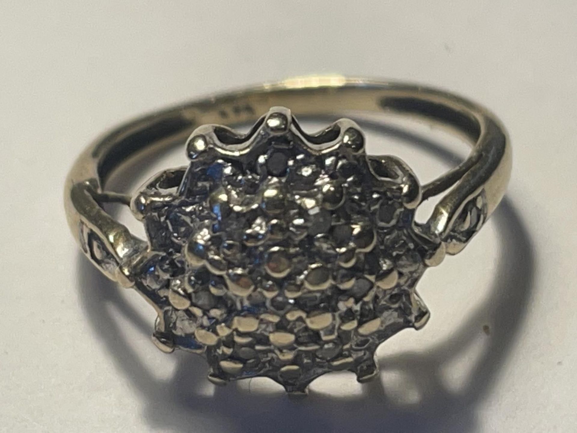 A 9 CARAT GOLD RING WITH DIAMOND CLUSTER SIZE I/J - Image 2 of 4