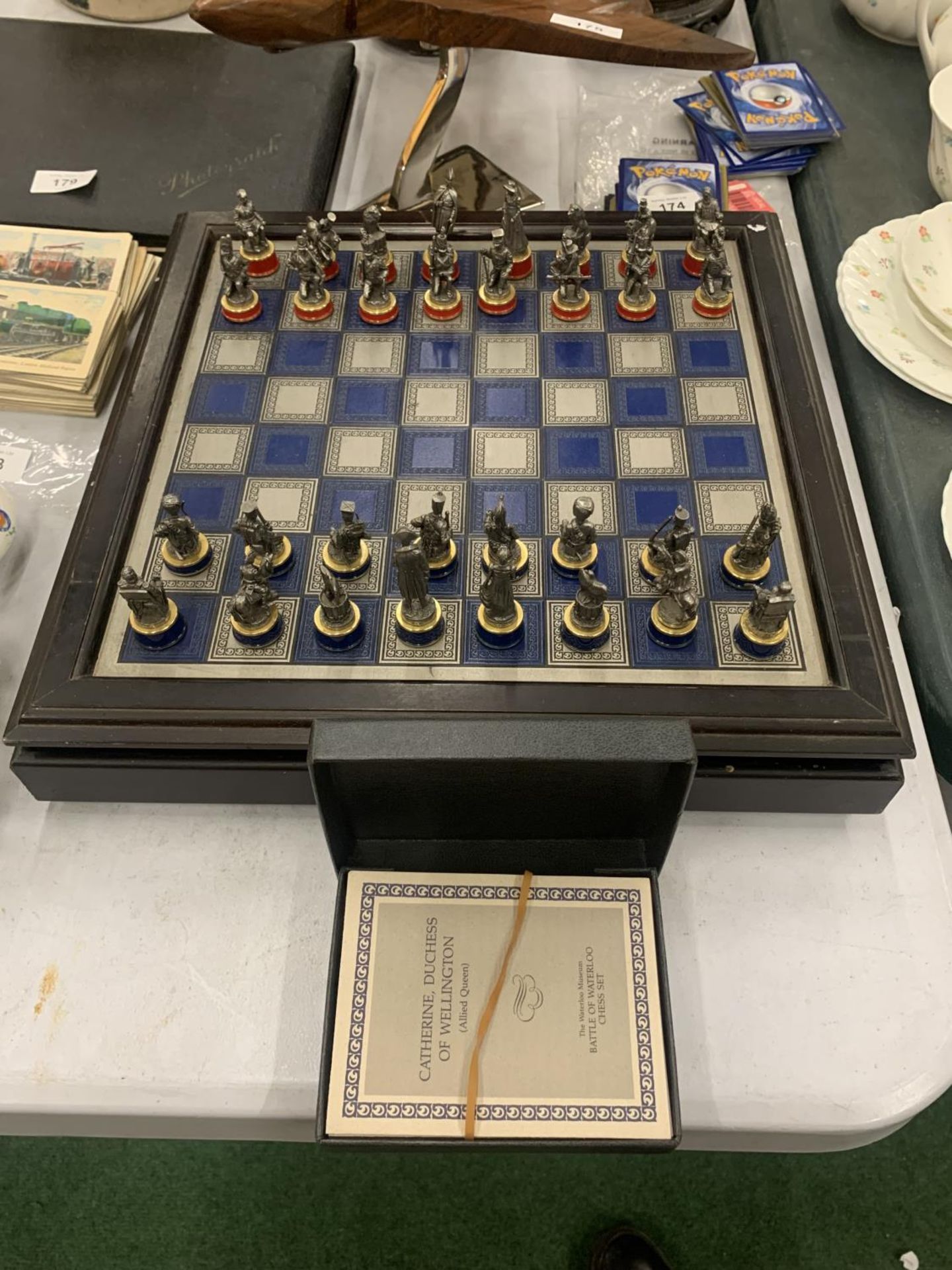 A FRANKLIN MINT BATTLE OF WATERLOO CHESS SET WITH PIECE DESCRIPTION CARDS AND PEWTER AND BRASS