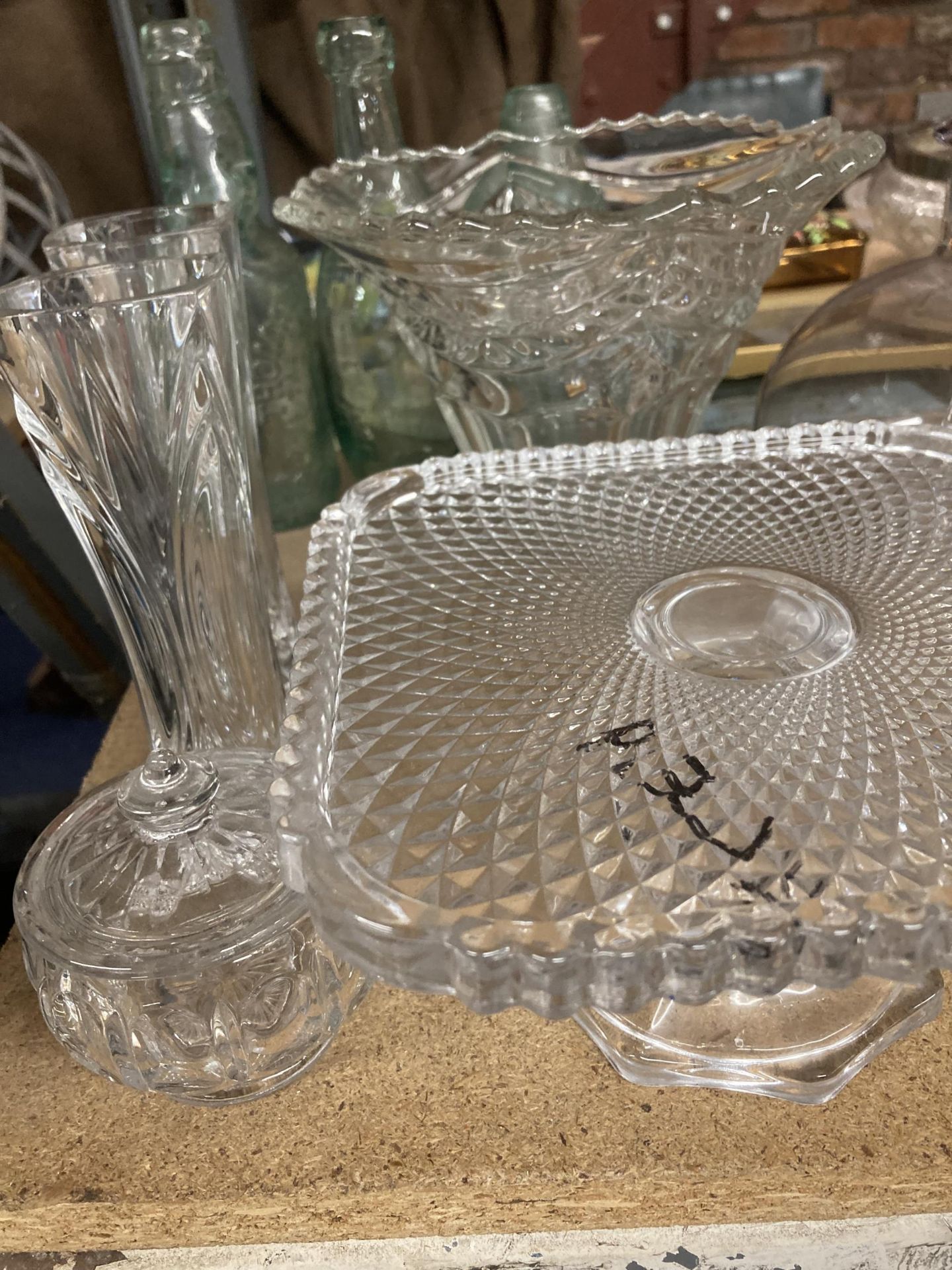 A LARGE QUANTITY OF GLASSWARE TO INCLUDE A CAKE STAND, TRINKET POT, VASES, CANDLESTICK ETC., - Bild 2 aus 5