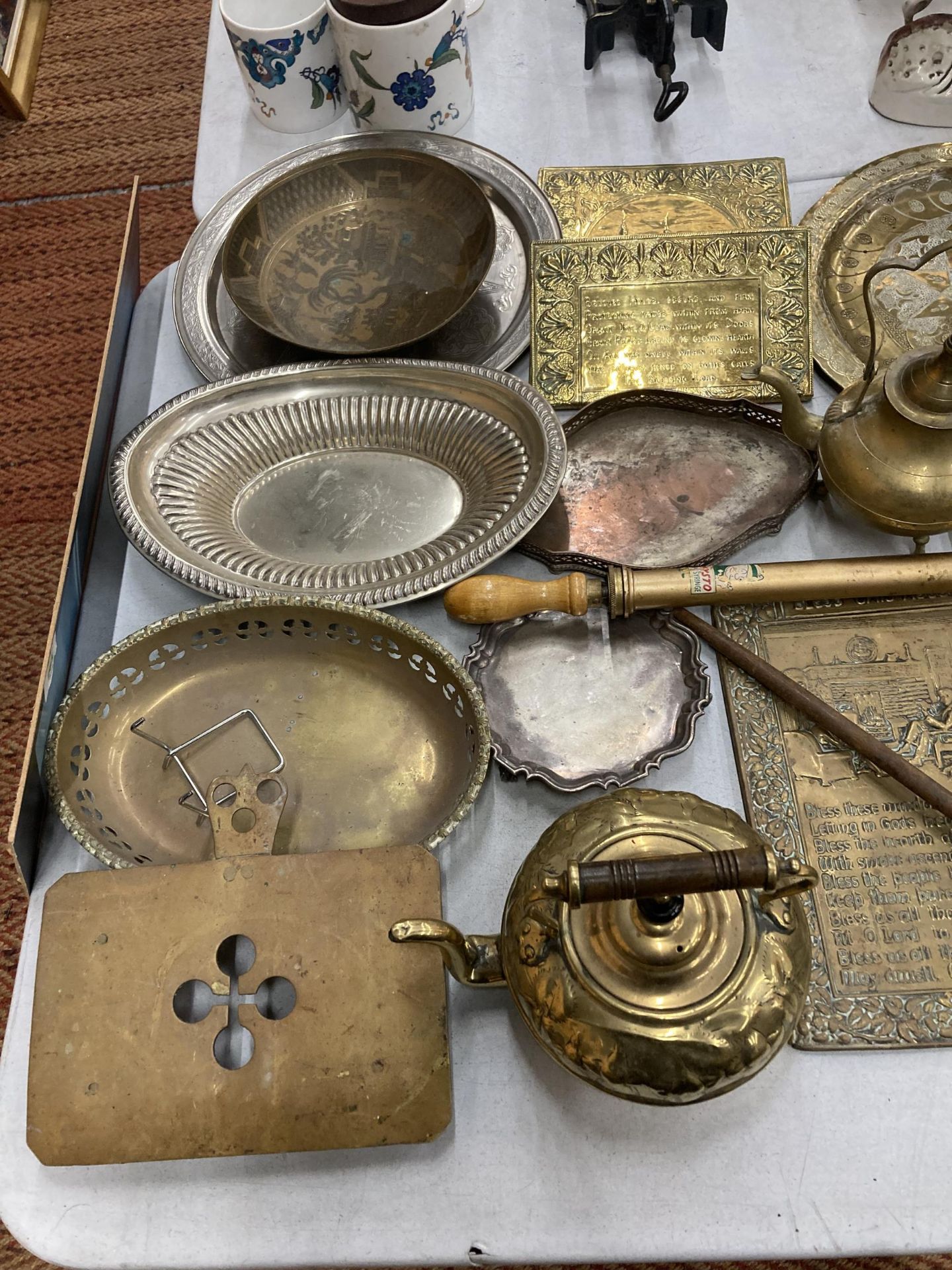 A LARGE QUANTITY OF ITEMS TO INCLUDE BRASS PLAQUES, PLATES, BOWLS, CANDLEABRA, SERVING DISHES, - Image 2 of 10