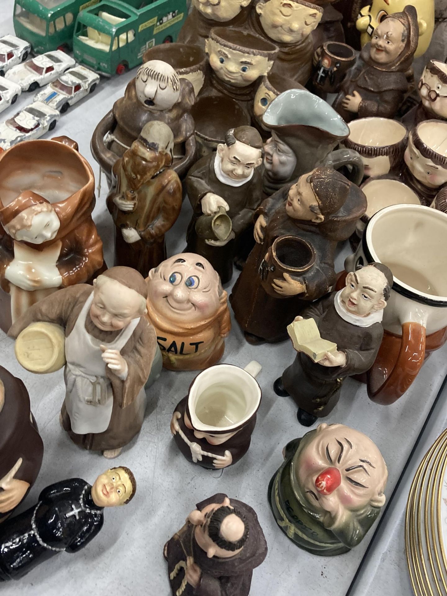 A LARGE COLLECTION OF VINTAGE MONK FIGURES - Image 5 of 5