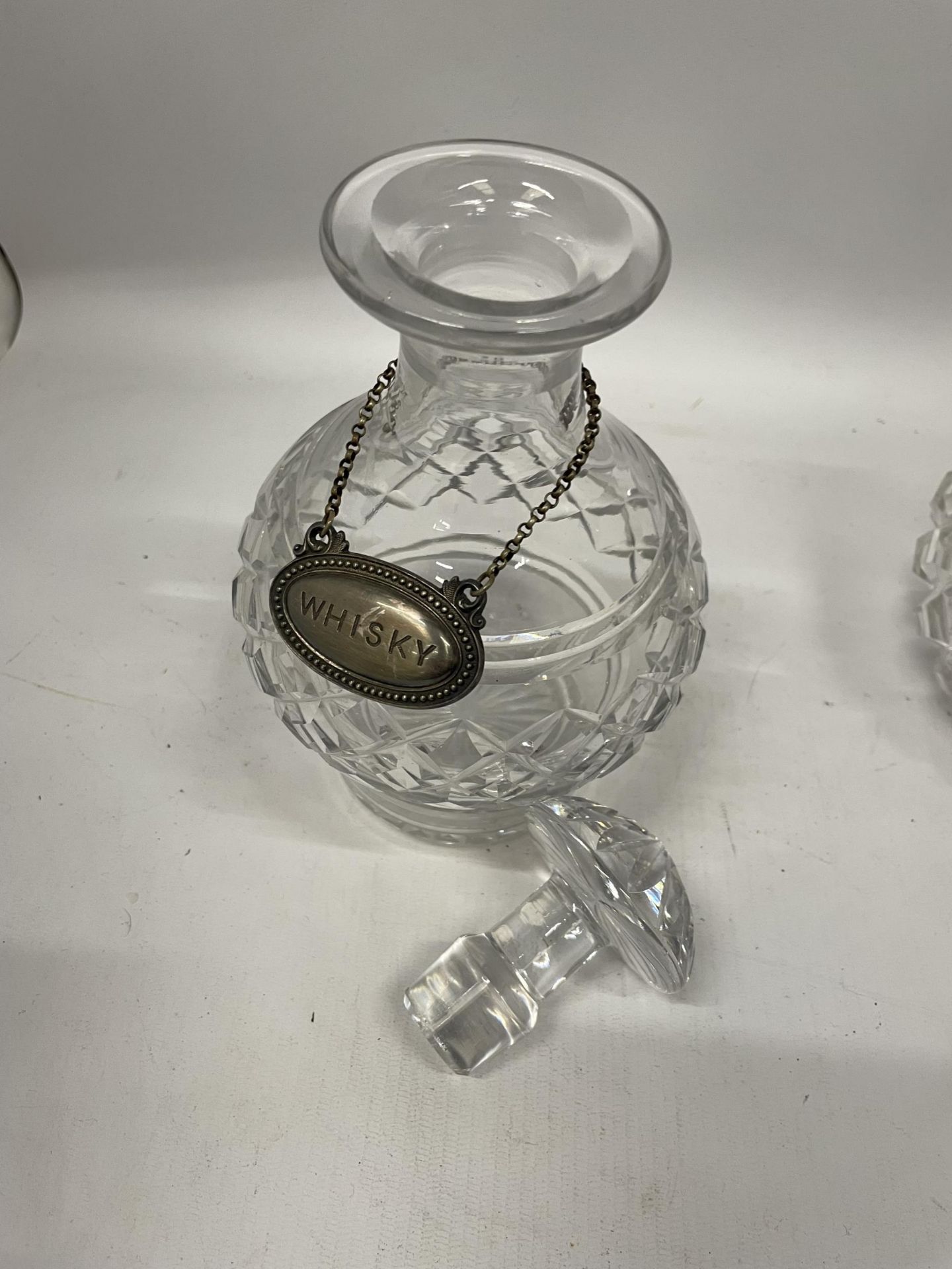 TWO CUT GLASS DECANTERS TOGETHER WITH A VINTAGE SILVER PLATED WHISKY DECANTER LABEL - Bild 3 aus 3