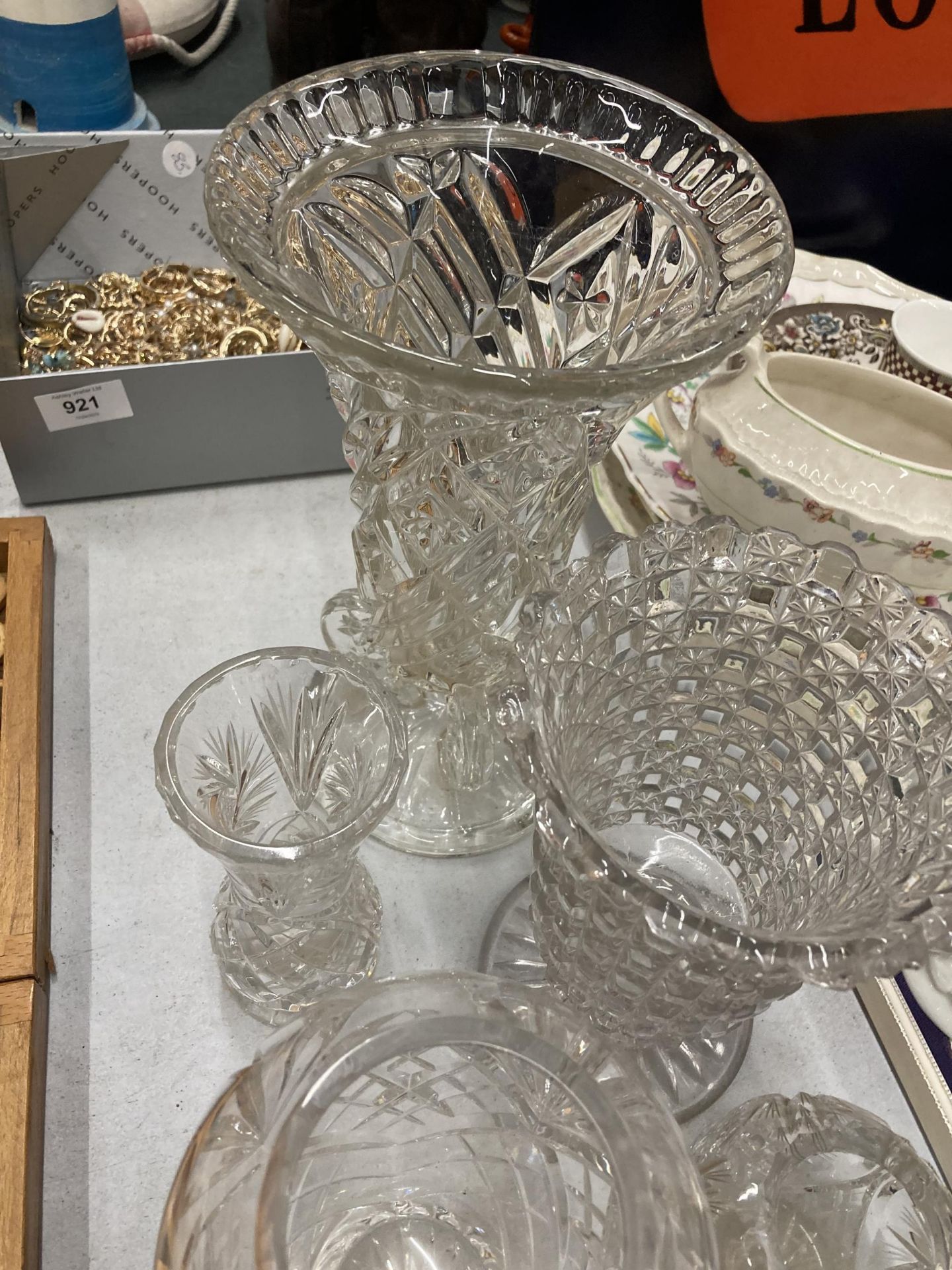A QUANTITY OF CUT GLASS ITEMS TO INCLUDE VASES AND A BELL - Image 3 of 5